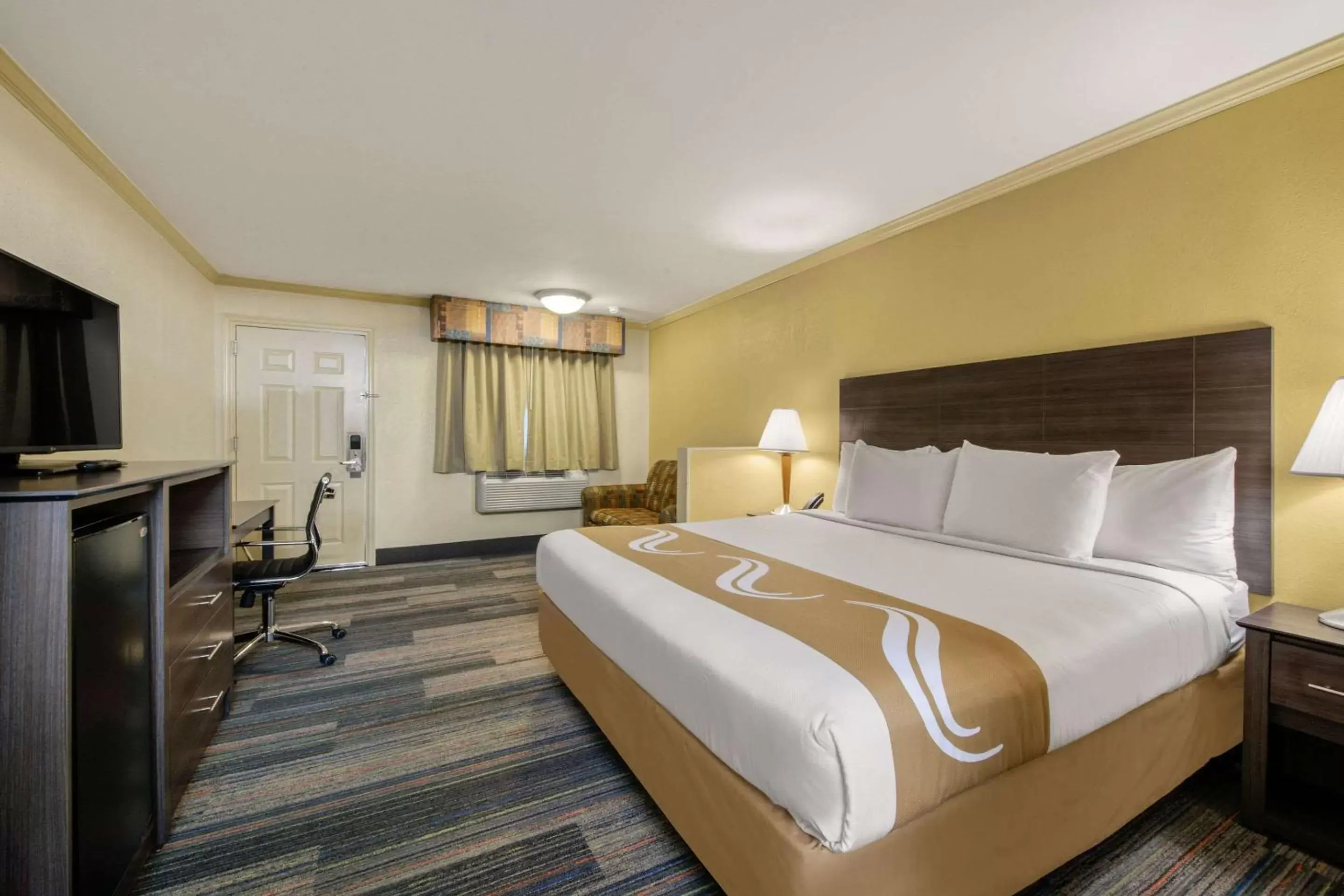 Deluxe King Room in Hibiscus Inn & Suites Deluxe King Room in Hibiscus Inn & Suites