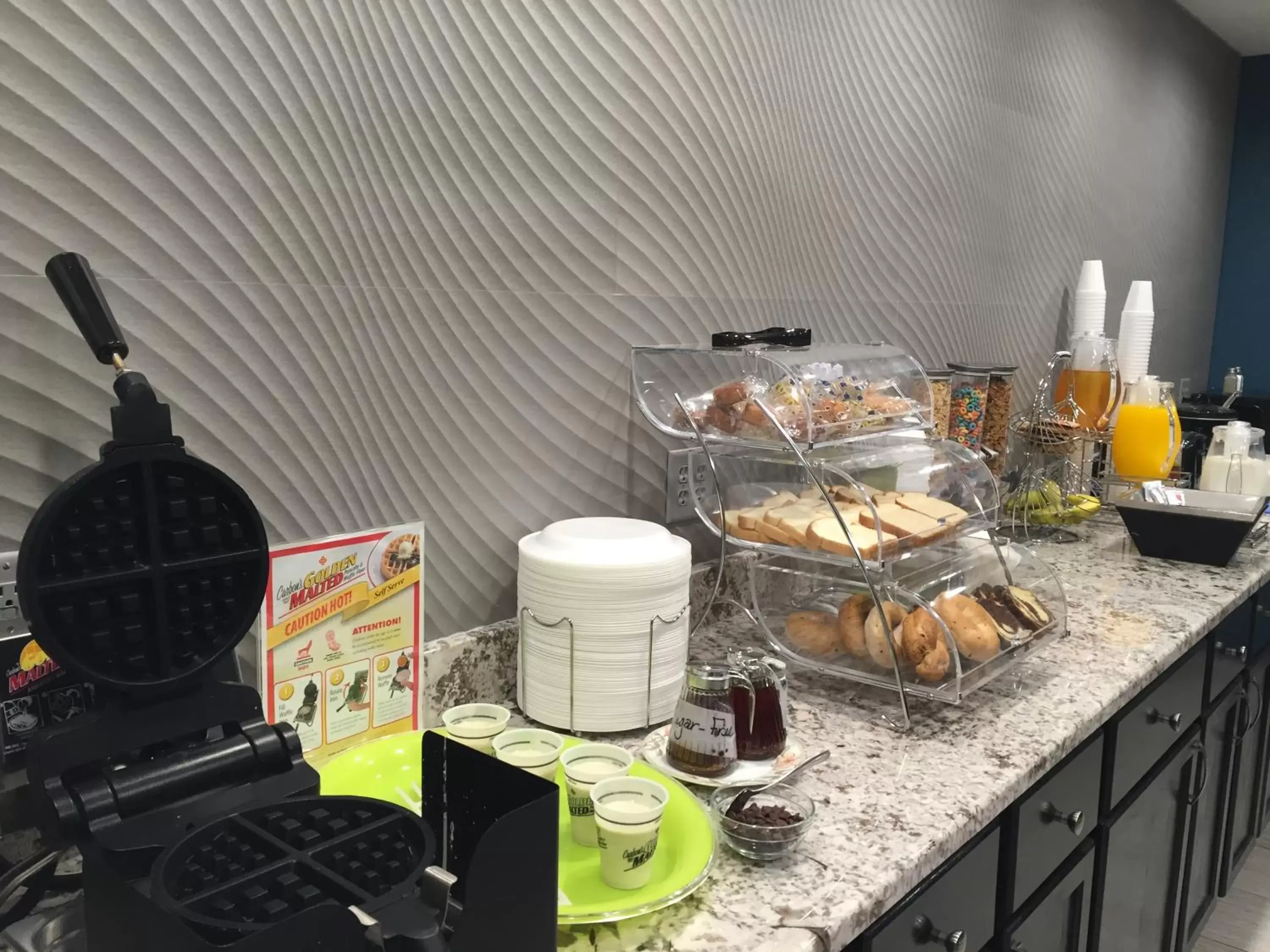 Breakfast in Victorian Inn Breakfast in Victorian Inn