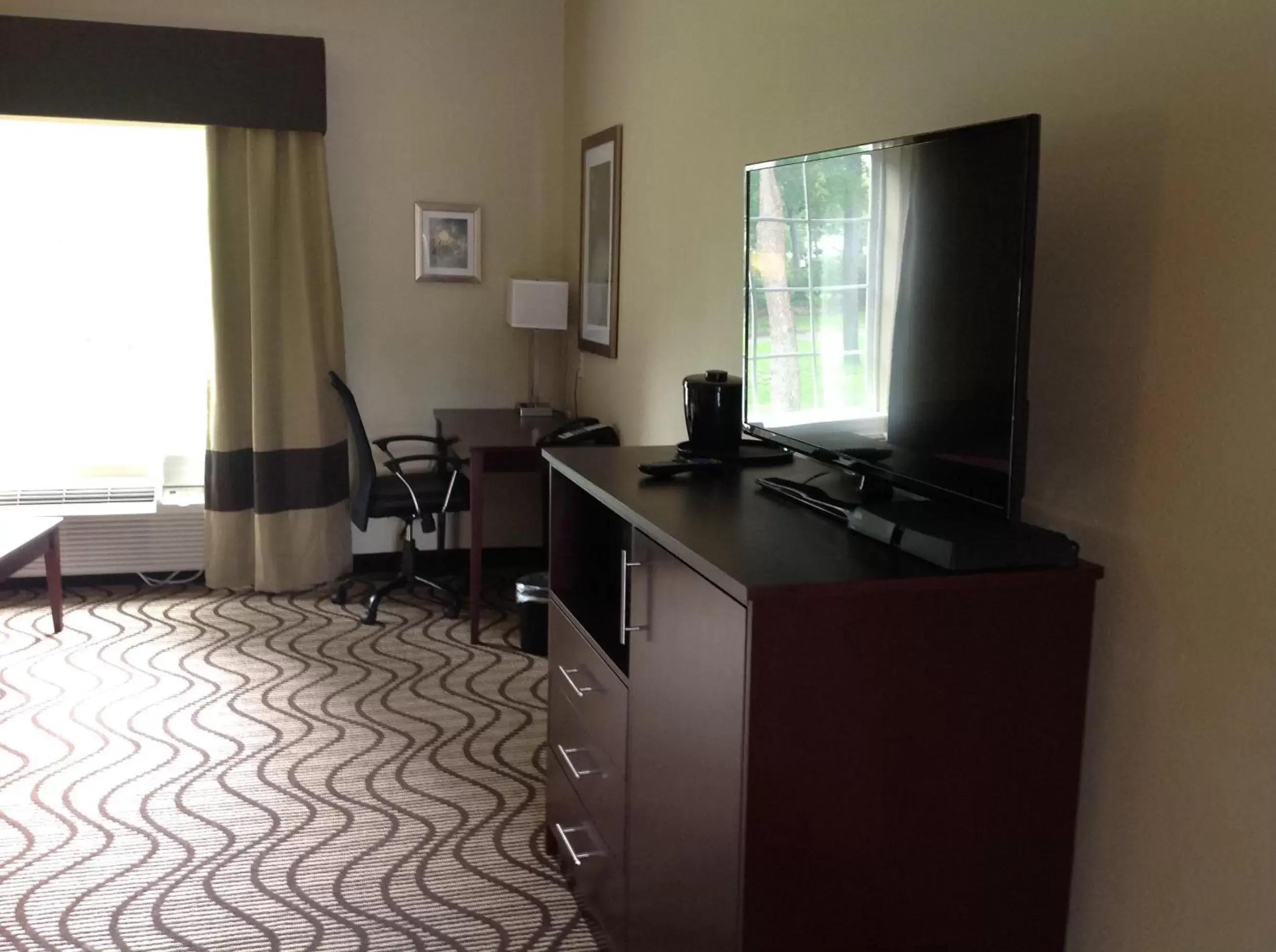 Day, TV/Entertainment Center in Executive Inn and Suites Jefferson