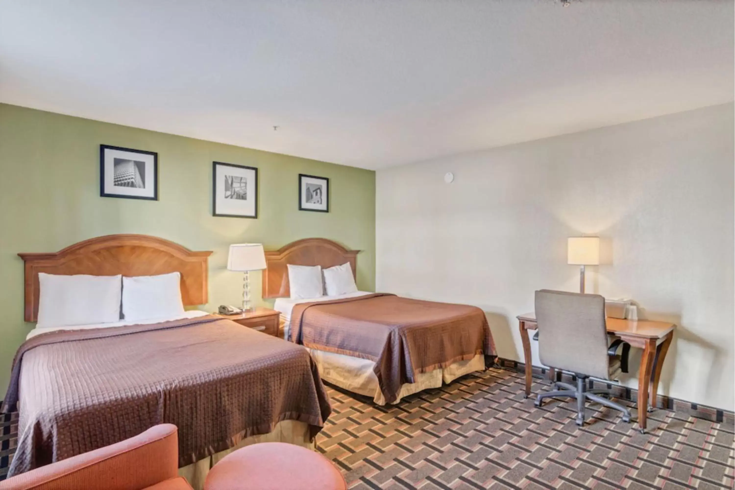 Bed in Savannah Garden Hotel