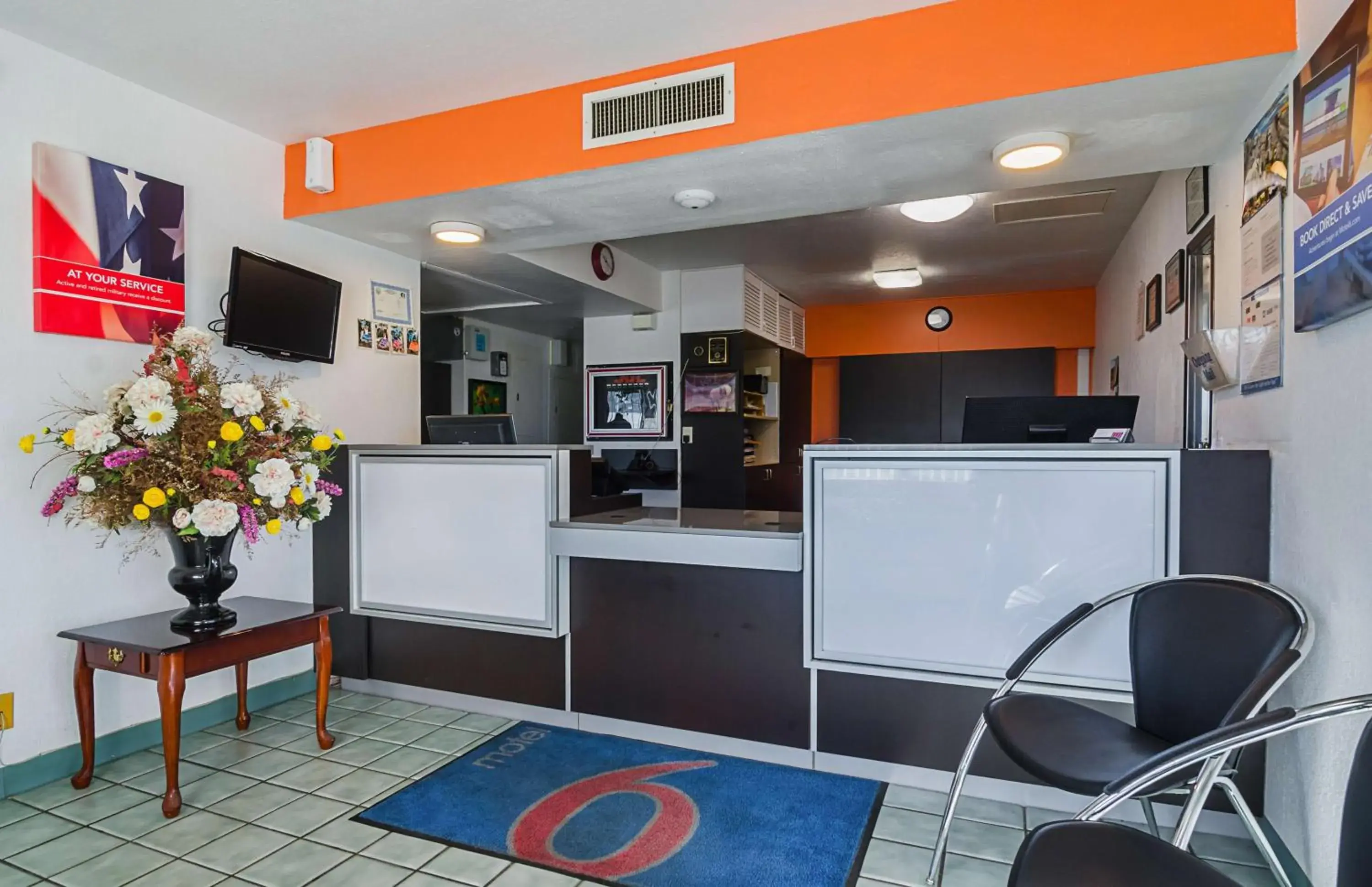 Lobby or reception, Kitchen/Kitchenette in Motel 6-Mitchell, SD