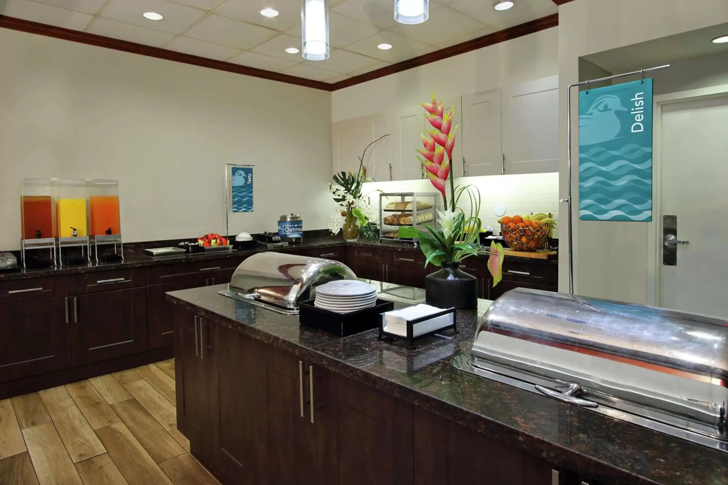 Dining area, Kitchen/Kitchenette in Homewood Suites by Hilton Fort Lauderdale Airport-Cruise Port