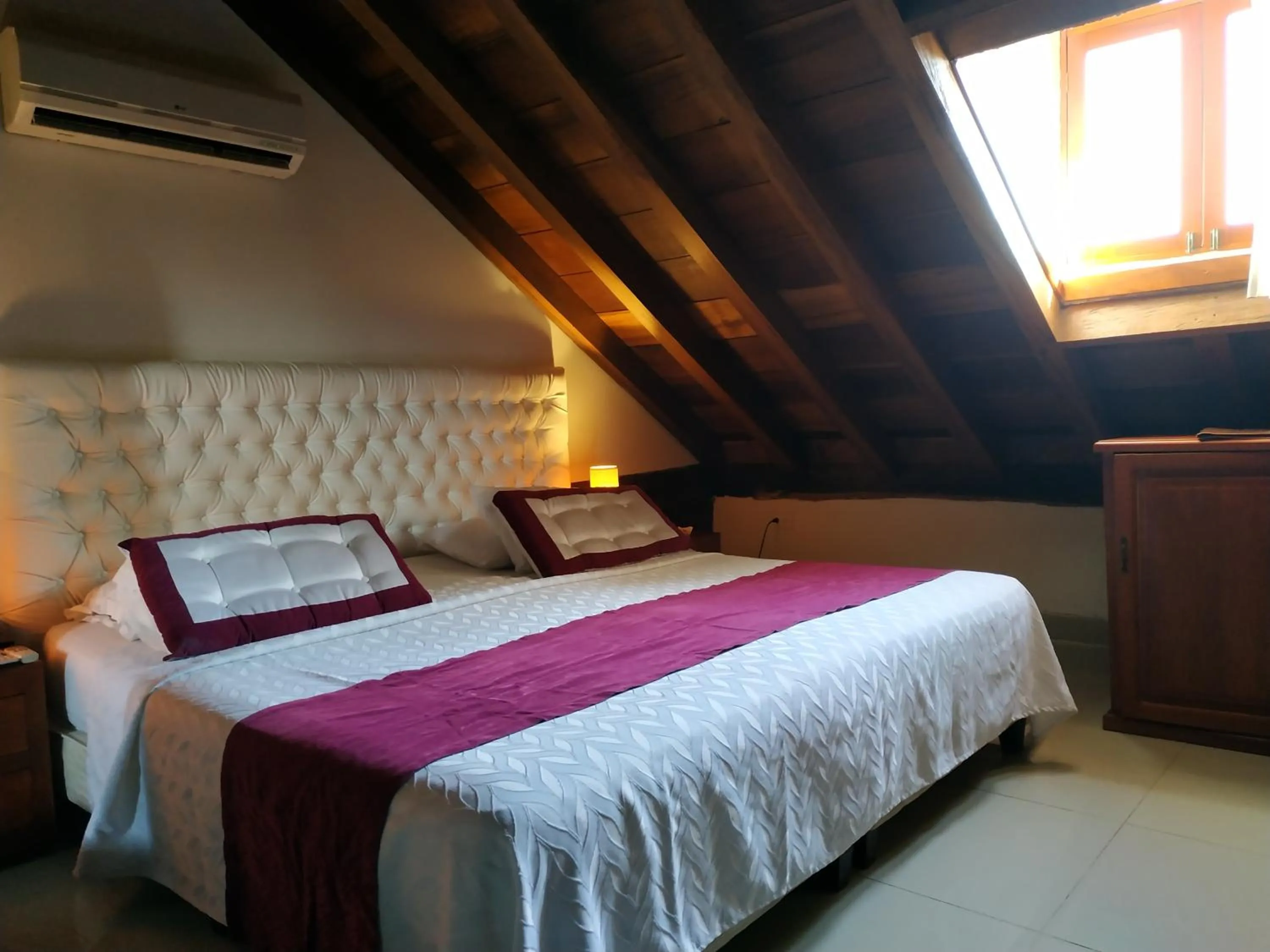 Photo of the whole room, Bed in Casa India Catalina