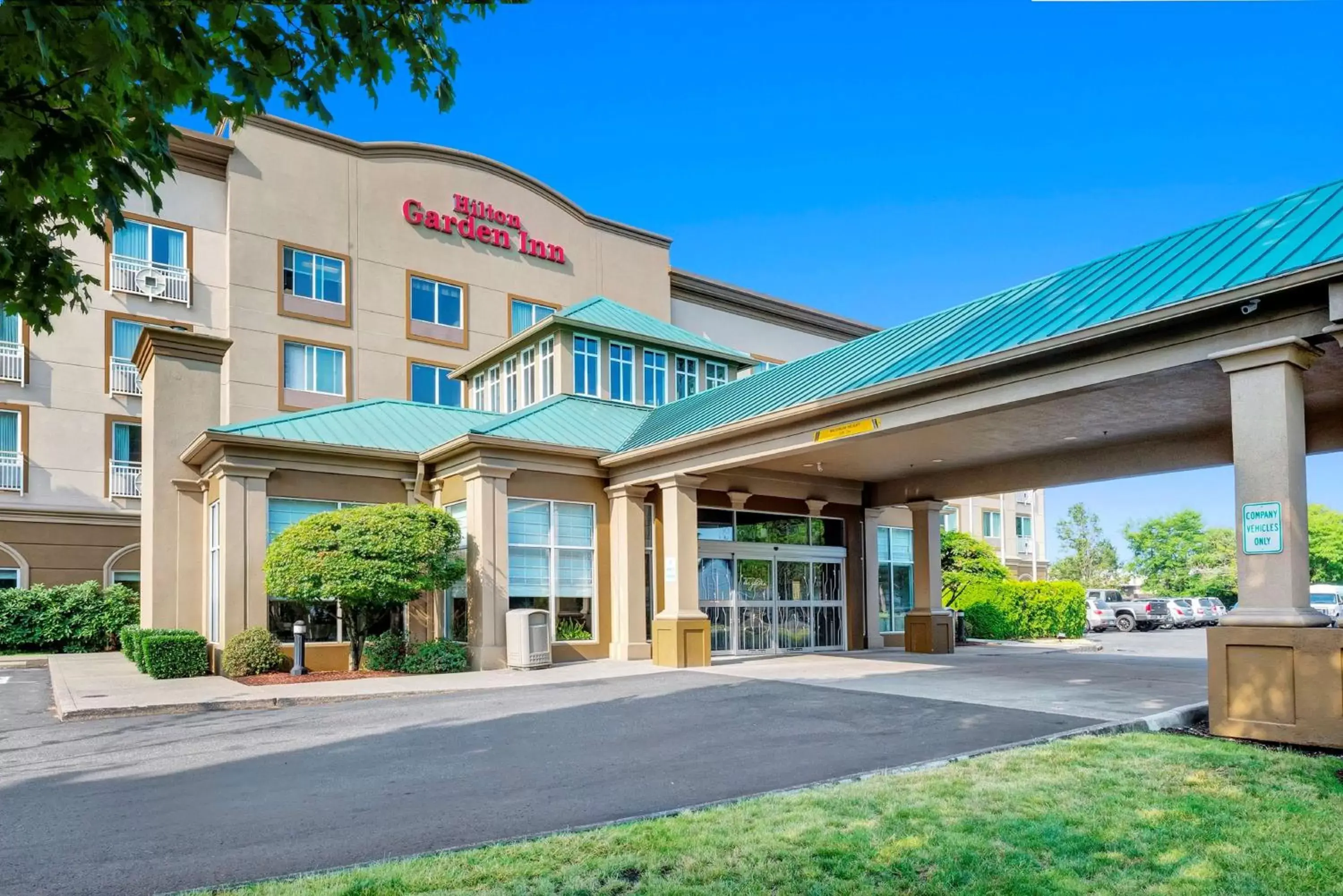 Property Building in Hilton Garden Inn Portland Airport