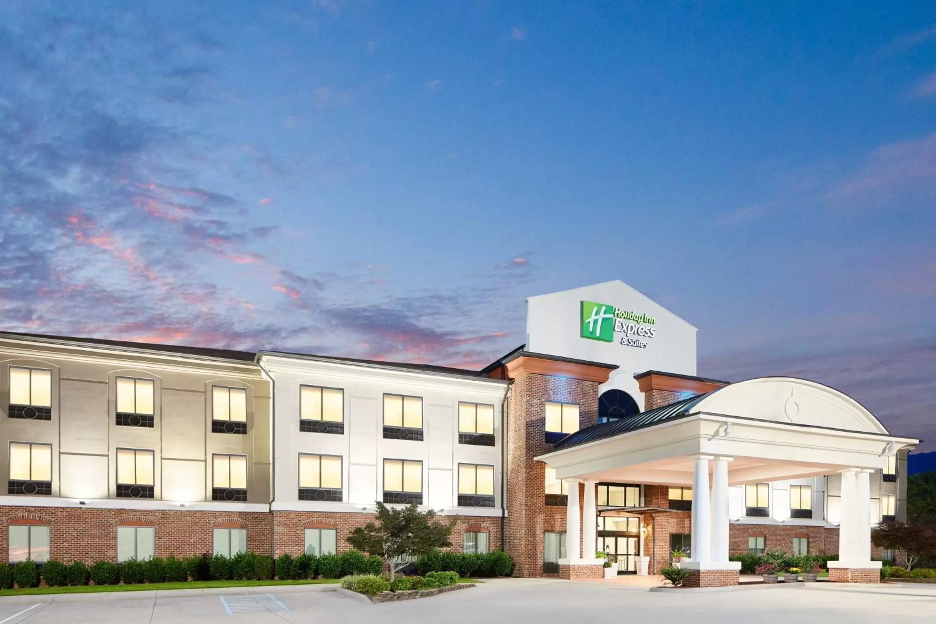 Property Building in Holiday Inn Express Hotel & Suites Salem, an IHG Hotel