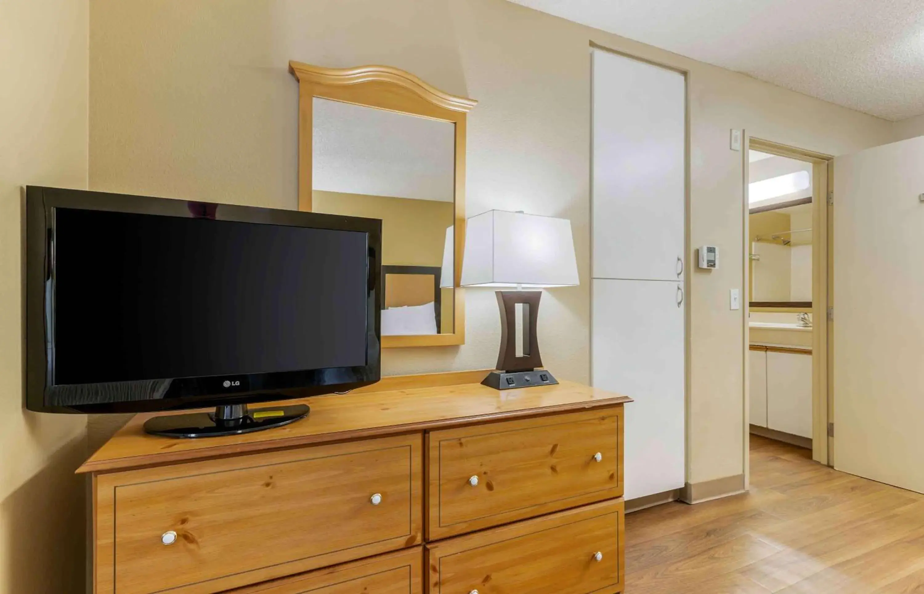 Bedroom, TV/Entertainment Center in Extended Stay America Suites - Portland - Tigard