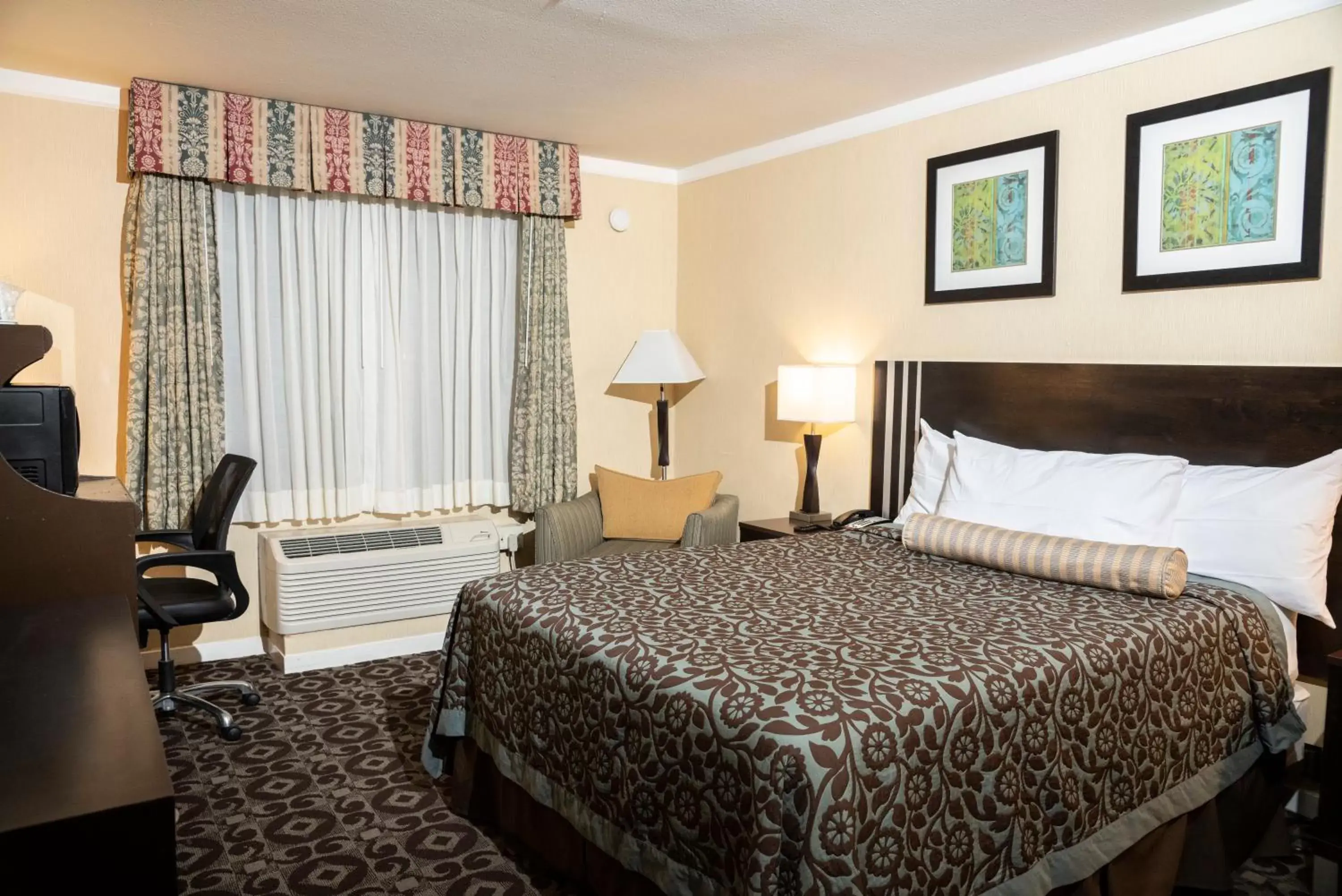 Queen Room with Bath Tub - Mobility Accessible/Non-Smoking in Days Inn by Wyndham Concord