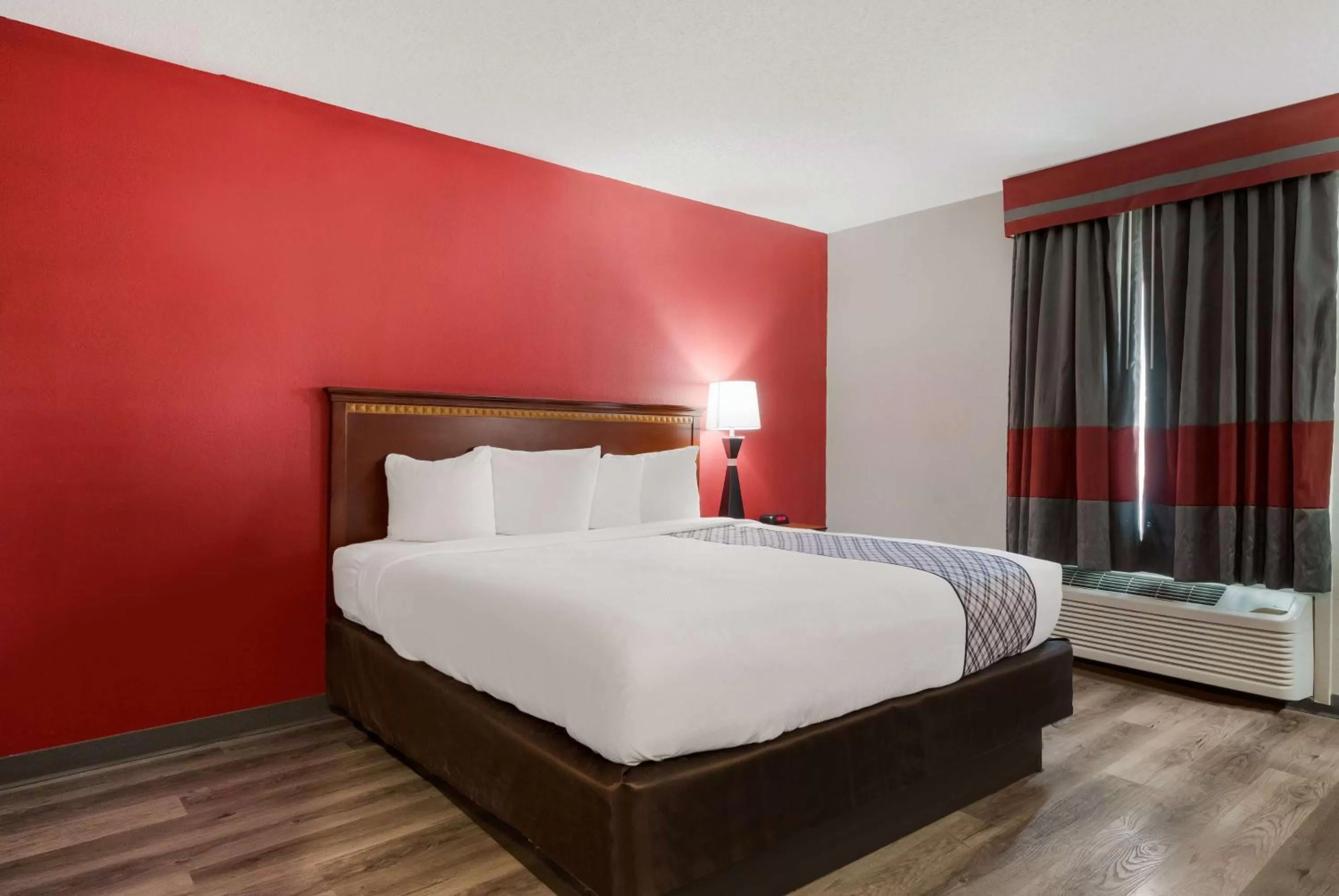 Photo of the whole room, Bed in SureStay Plus Hotel by Best Western San Antonio North