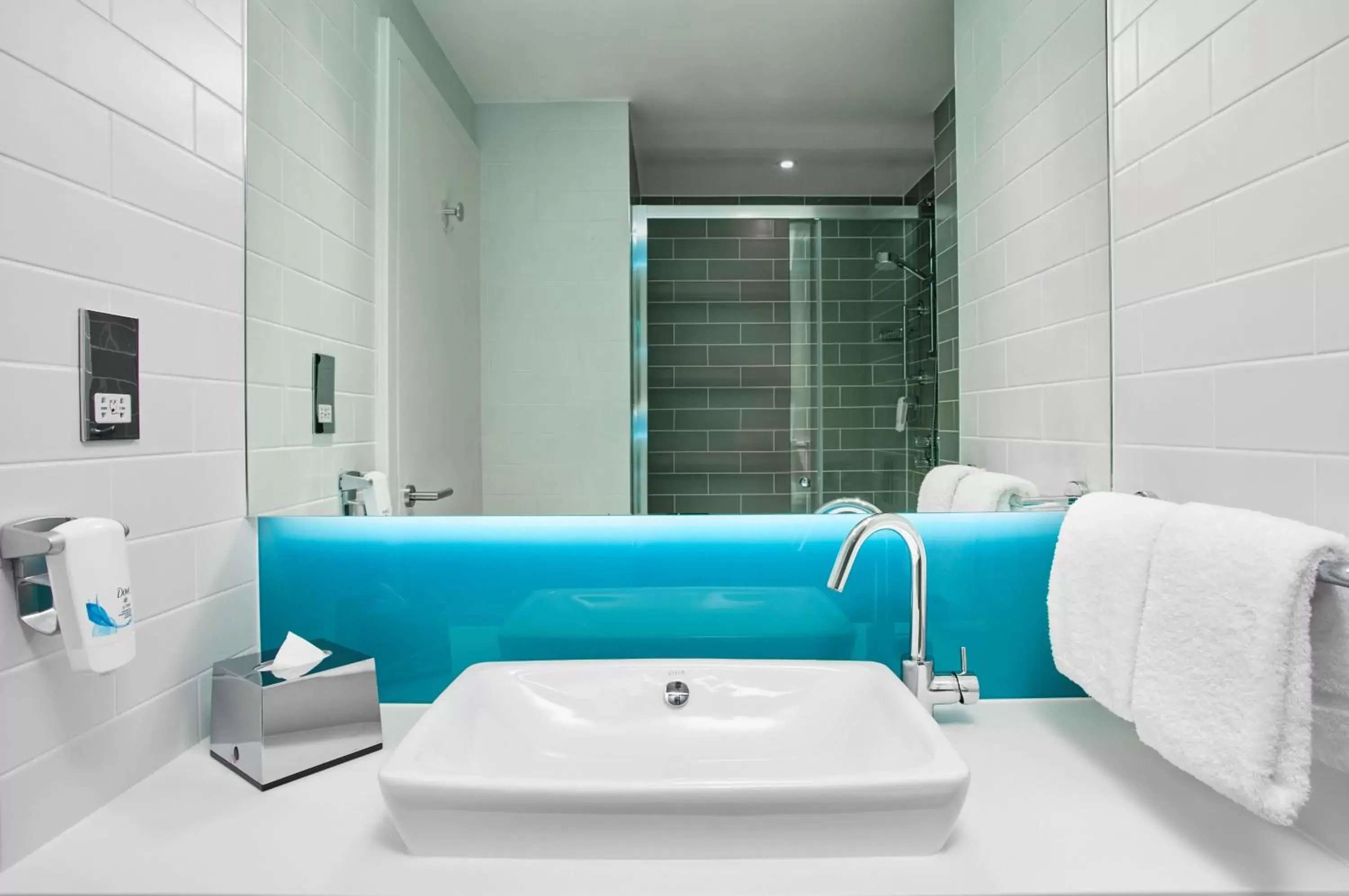 Bathroom in Holiday Inn Express - Derry - Londonderry, an IHG Hotel