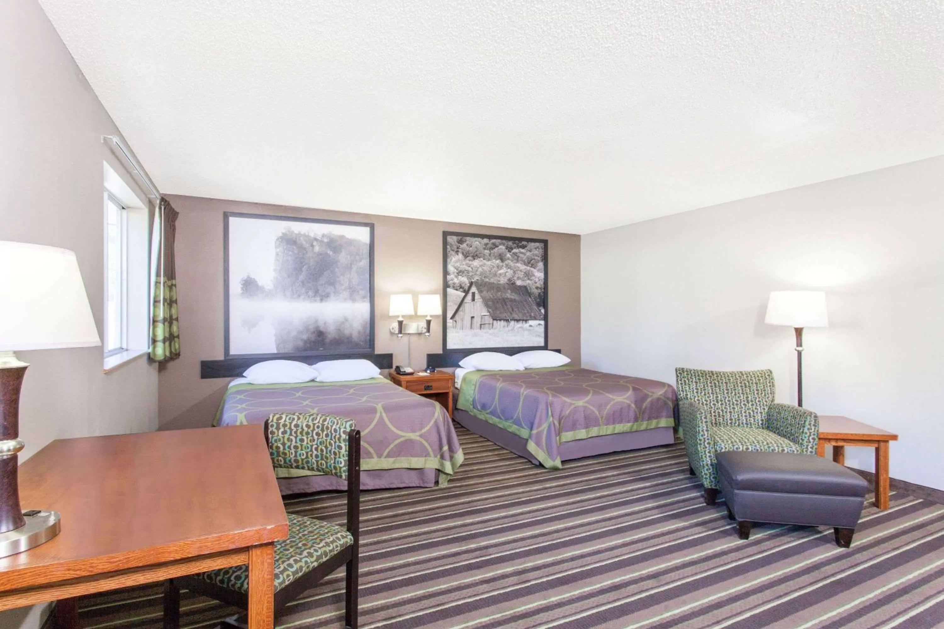 Queen Suite - Non-Smoking in Super 8 by Wyndham Richlands/Claypool Hill Area