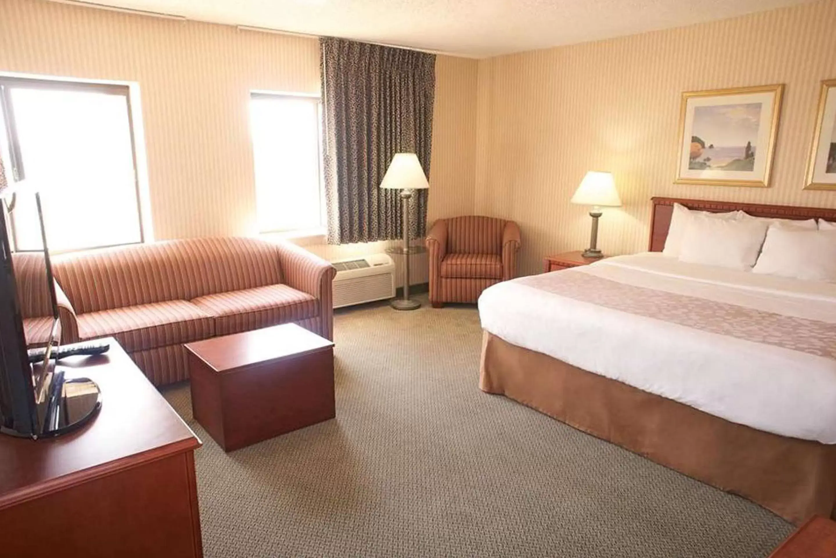 Bedroom in La Quinta Inn by Wyndham Detroit Southgate