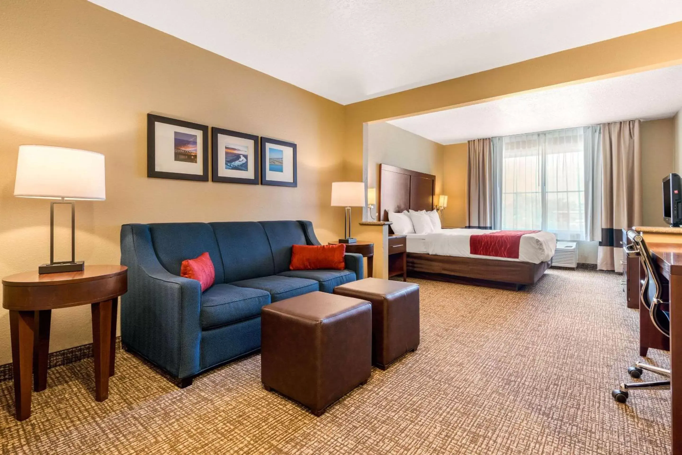Photo of the whole room, Seating Area in Comfort Inn Lathrop Stockton Airport