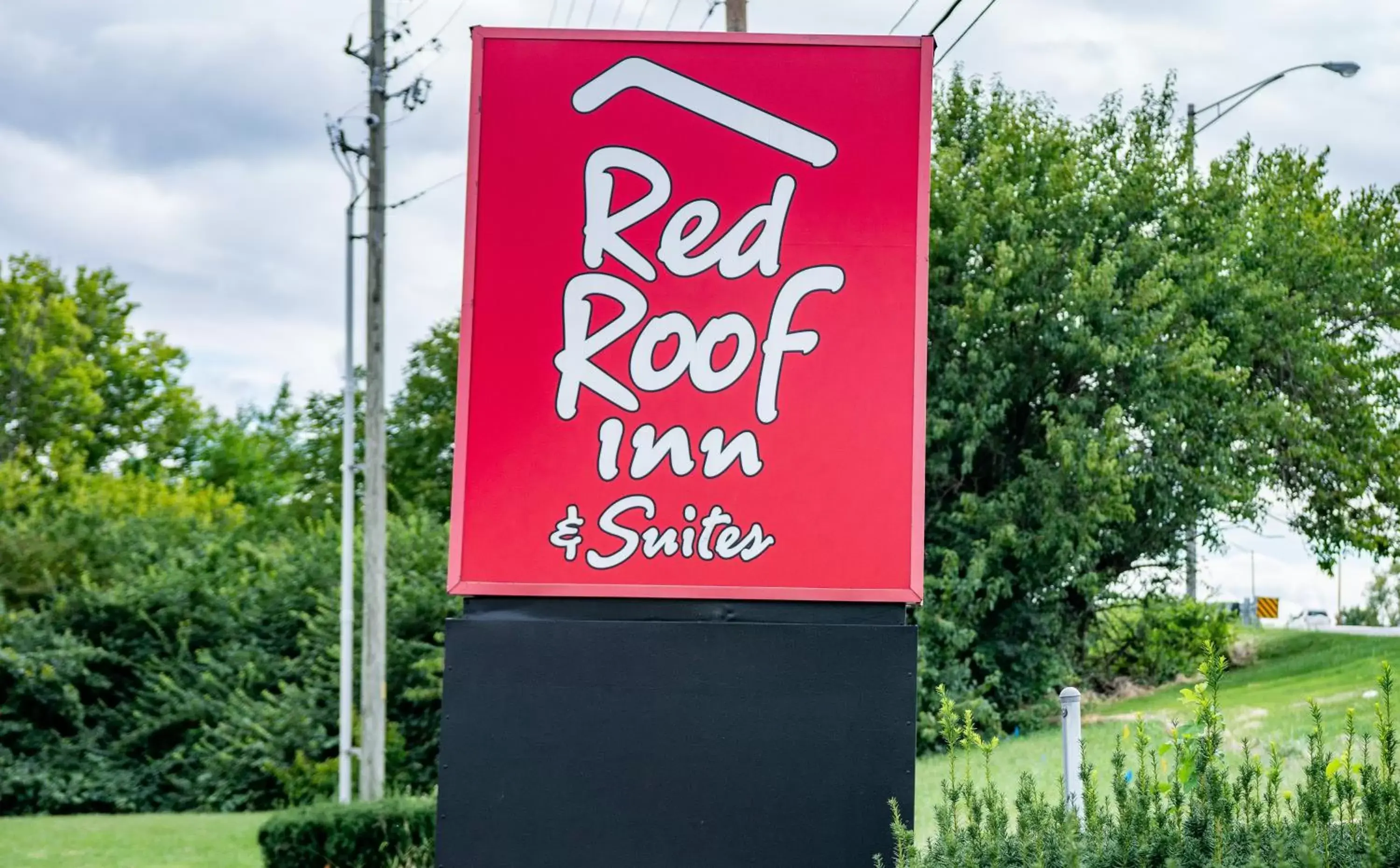 Property building, Property Logo/Sign in Red Roof Inn & Suites Indianapolis Airport