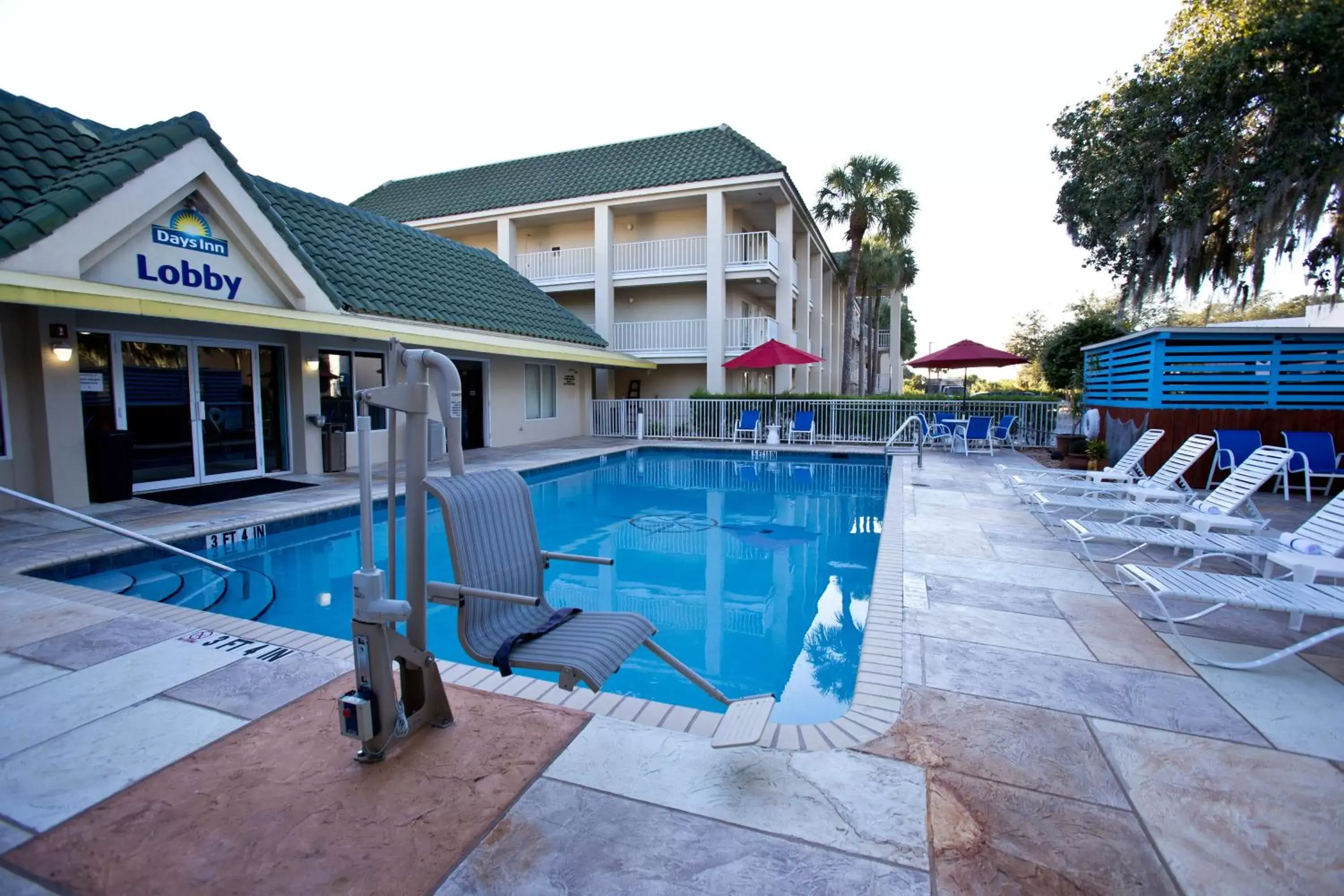 Swimming pool, Property Building in Days Inn by Wyndham Port Charlotte Town Center