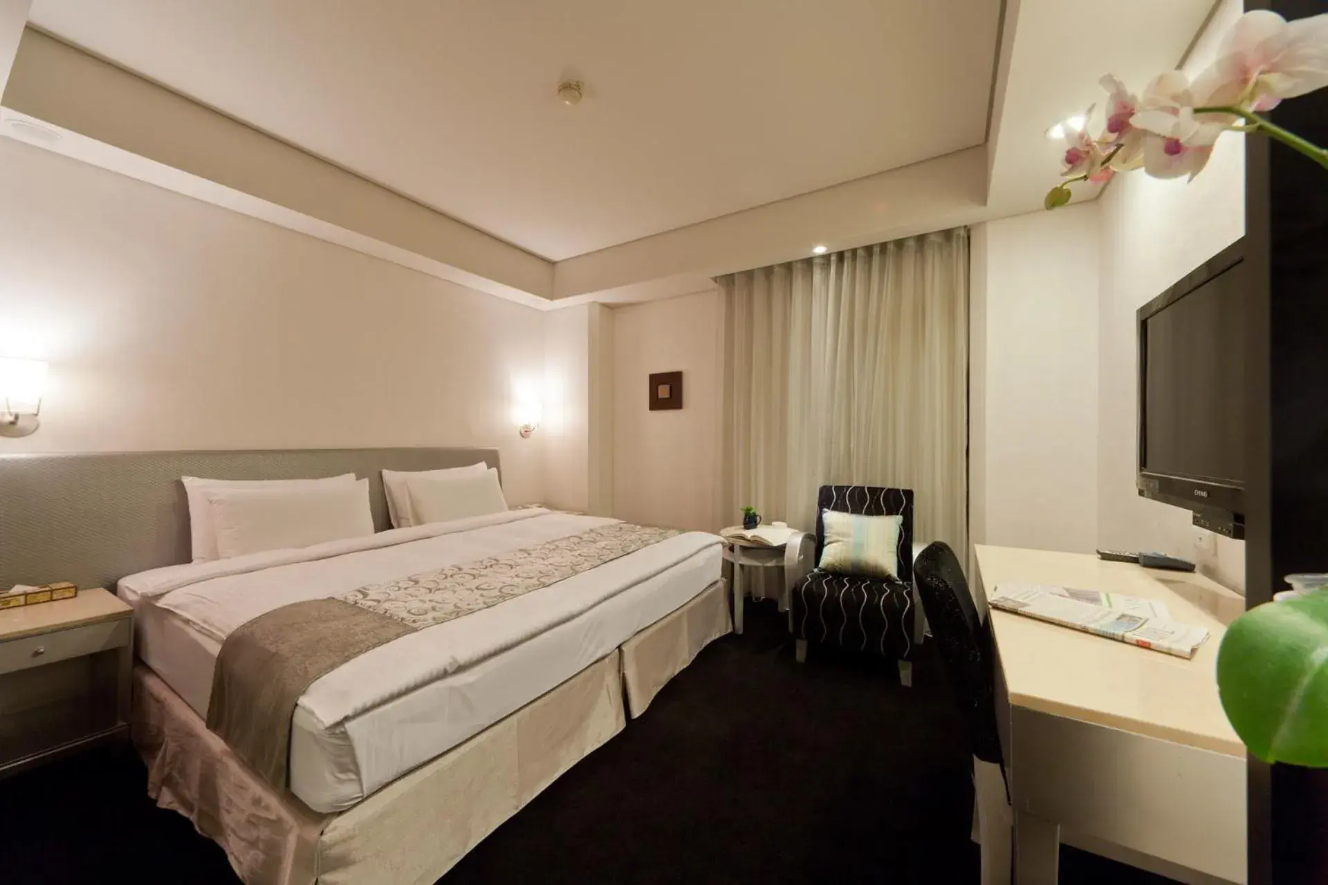 Bathroom, Bed in Harbor View Hotel