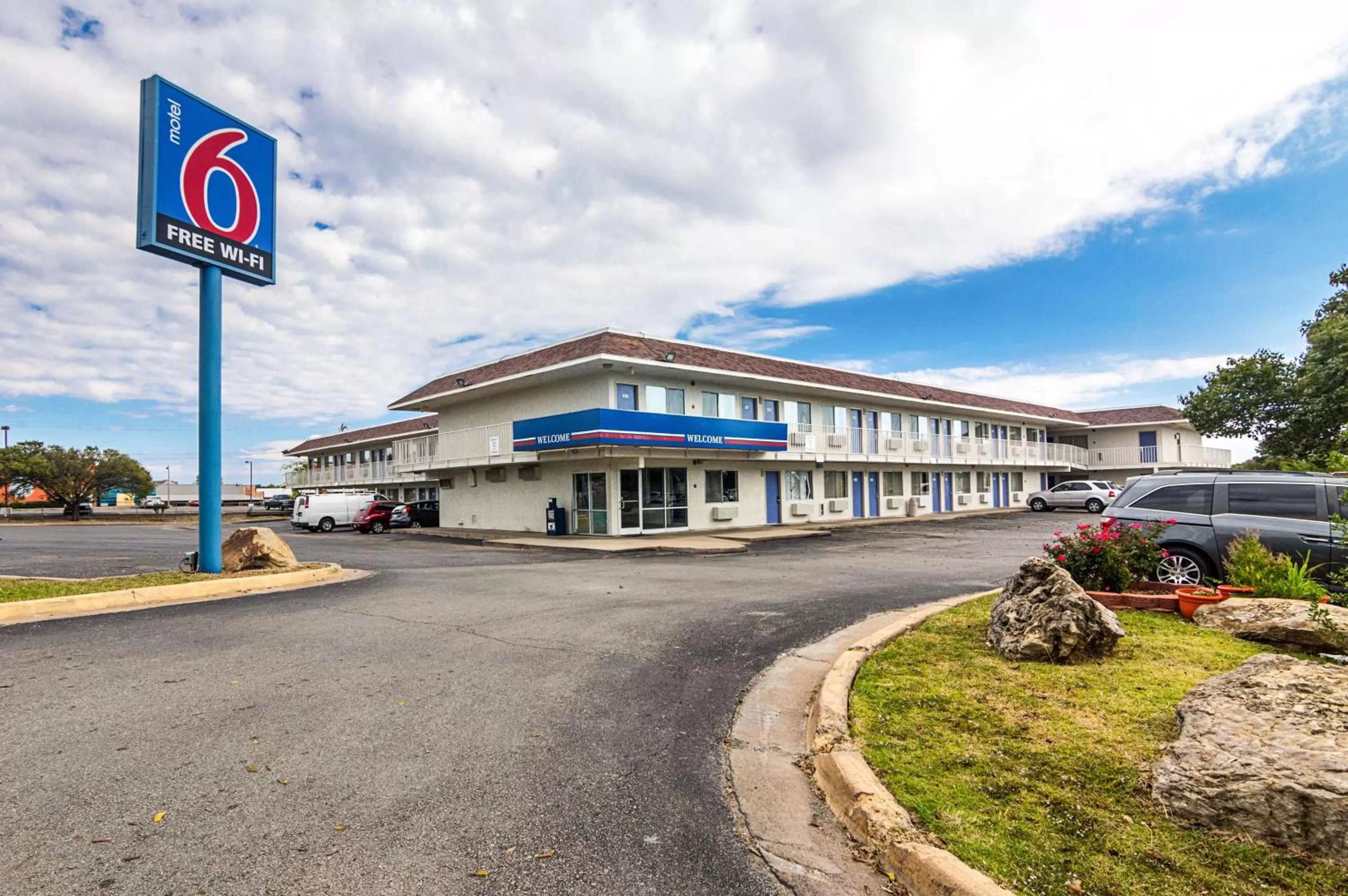 Property building in Motel 6-Ardmore, OK