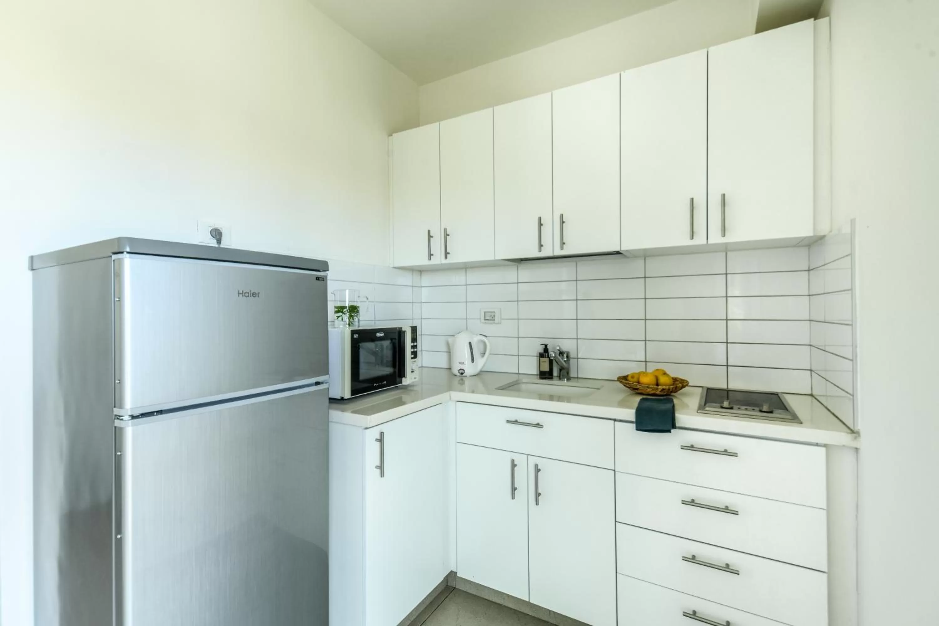 Kitchen or kitchenette in דירות גני תערוכה - TLV university apartments near Expo by Sea N' Rent