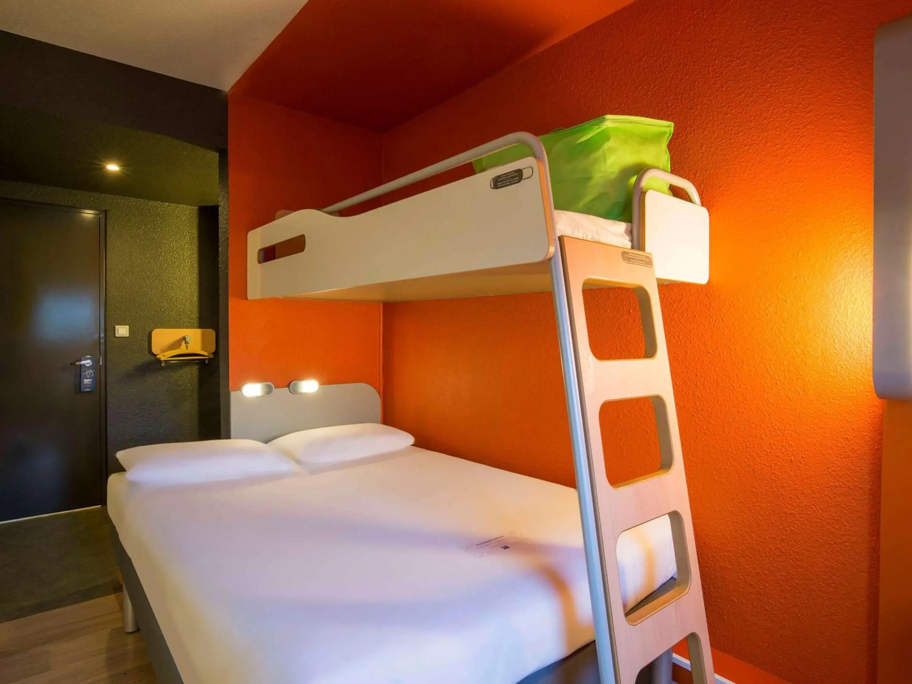 Photo of the whole room, Bunk Bed in ibis budget Cergy Pierrelaye