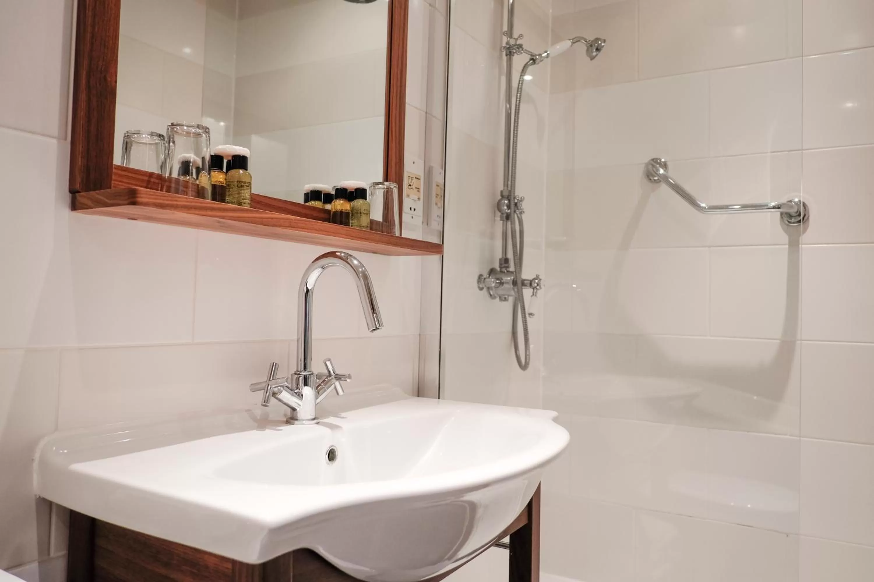 Bathroom in Wykeham Arms