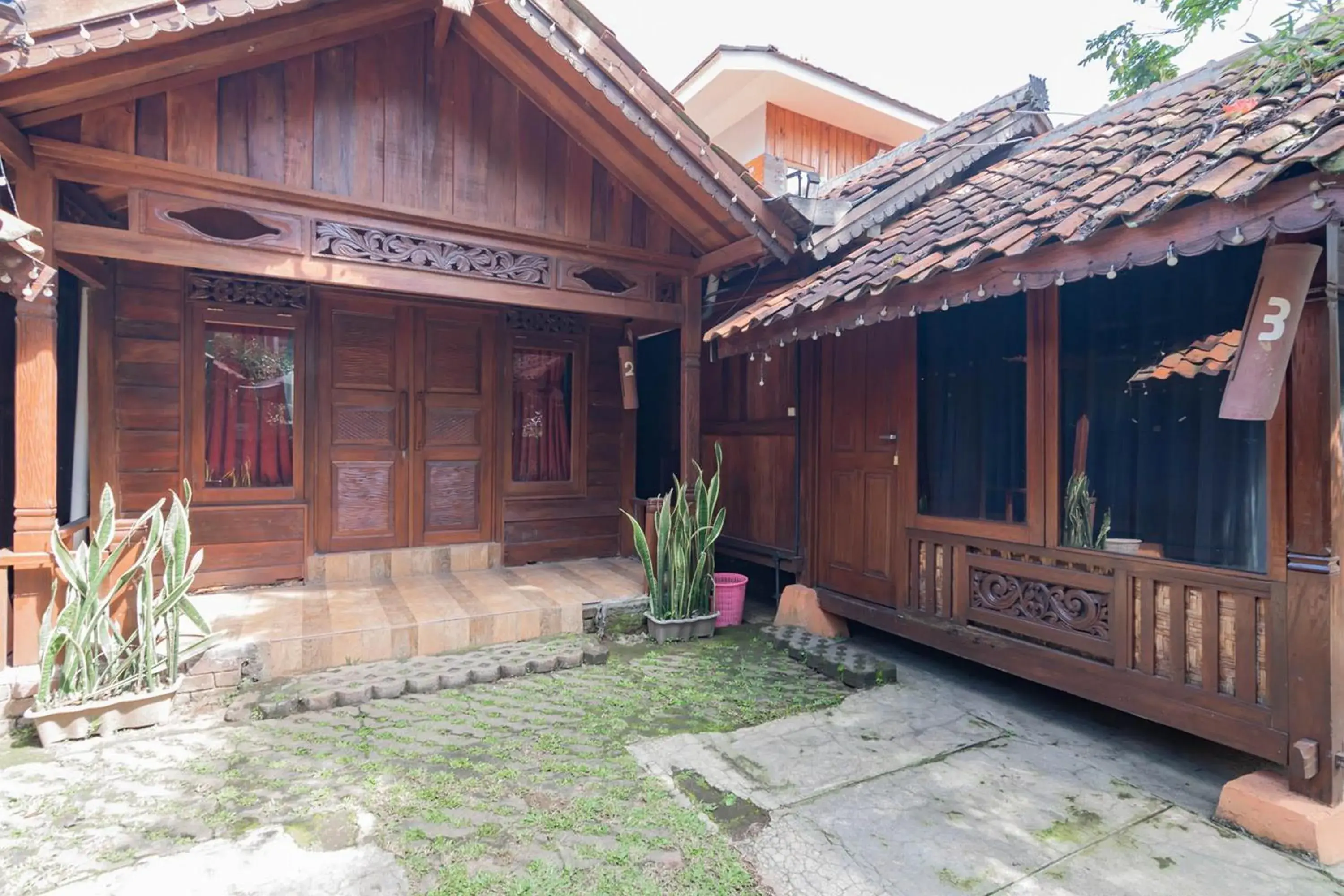 Property building in RedDoorz near Kampung Gajah 2