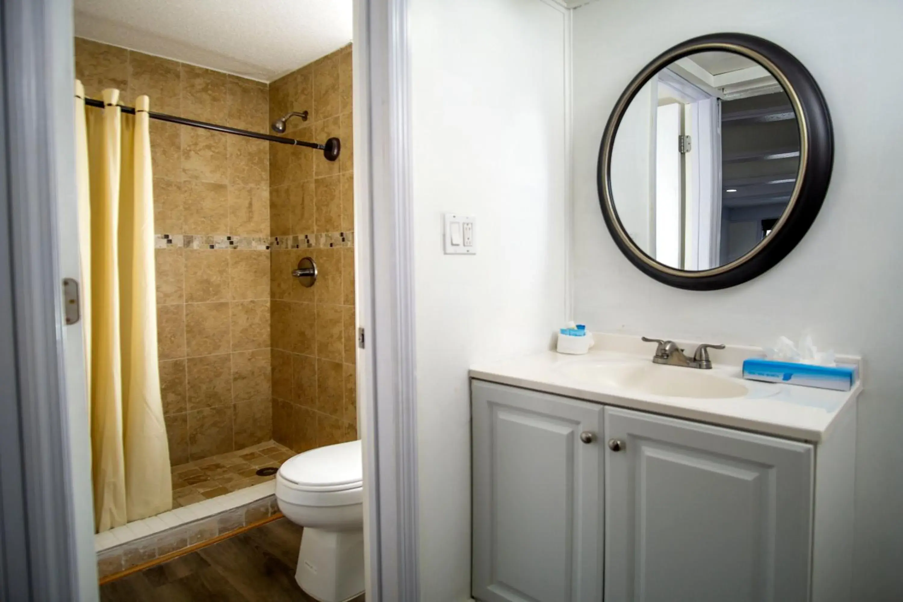 Shower, Bathroom in Spinnaker Inn of Naples