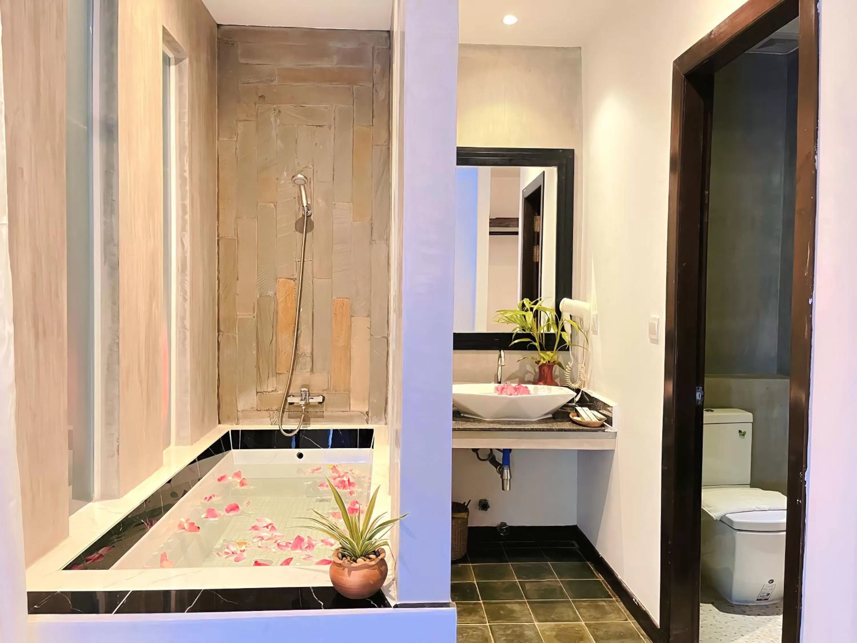 Toilet in Boutique Indochine d'Angkor