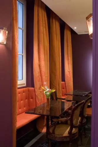 Lounge or bar in Windsor Opera