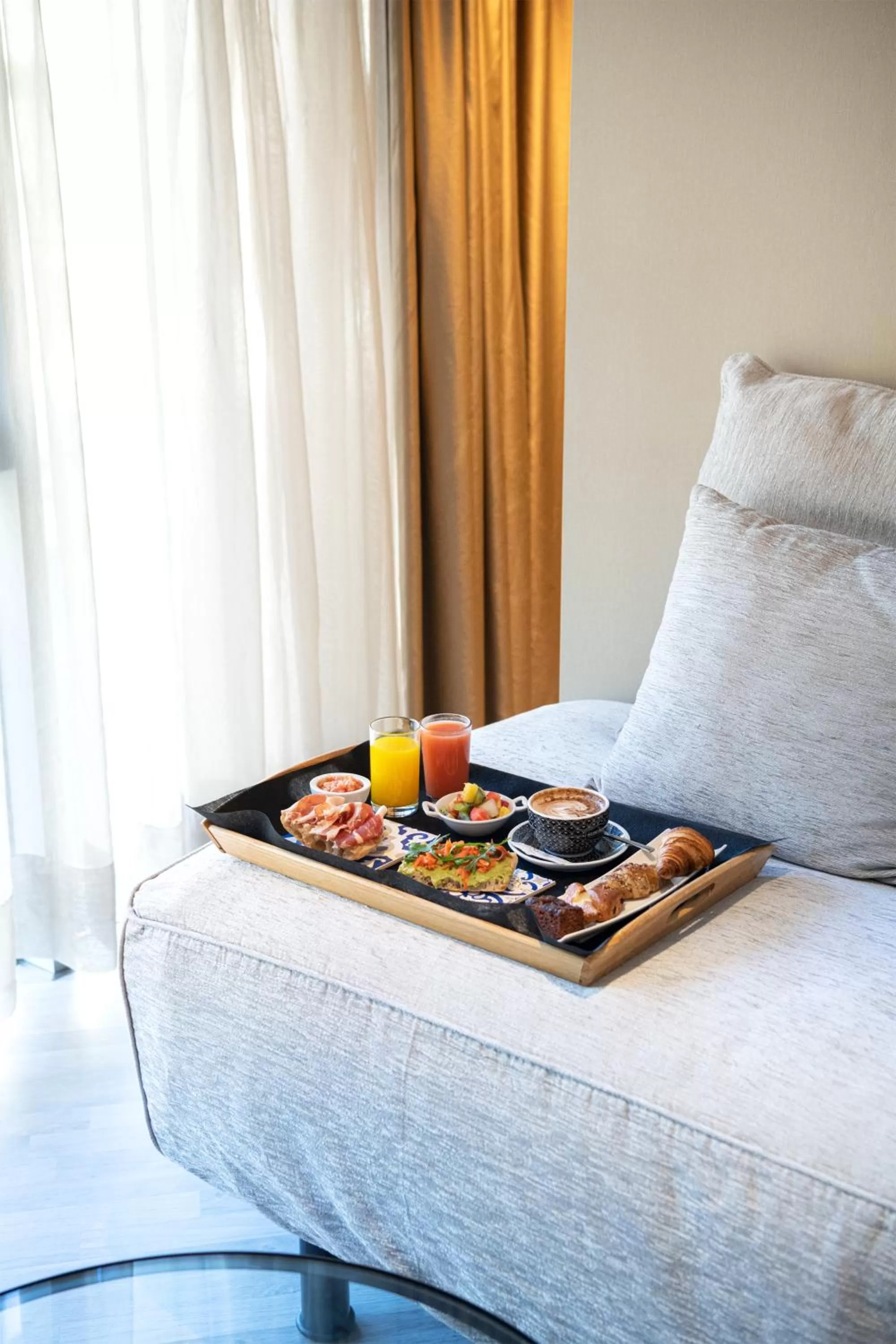 Breakfast, Bed in Hotel Plaza