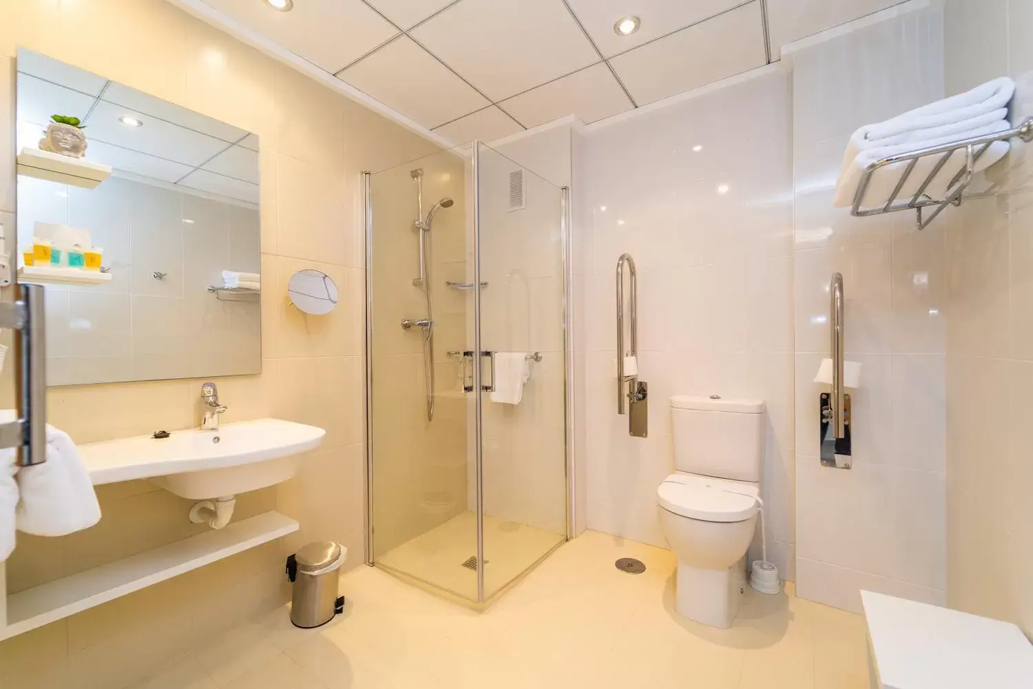 Shower, Bathroom in Hotel Vistamar Wellness by DLV
