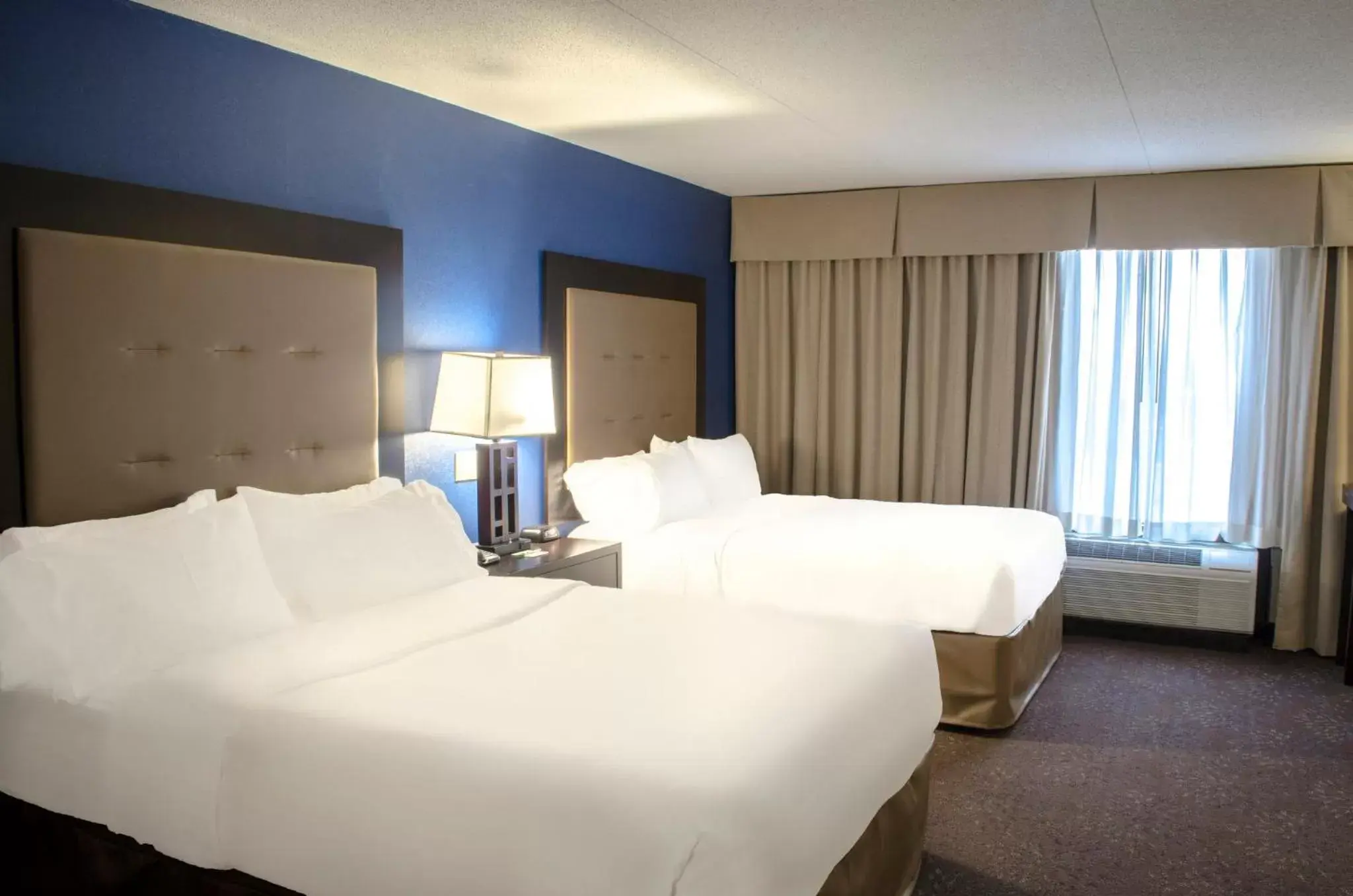 Photo of the whole room, Bed in Holiday Inn Fargo, an IHG Hotel