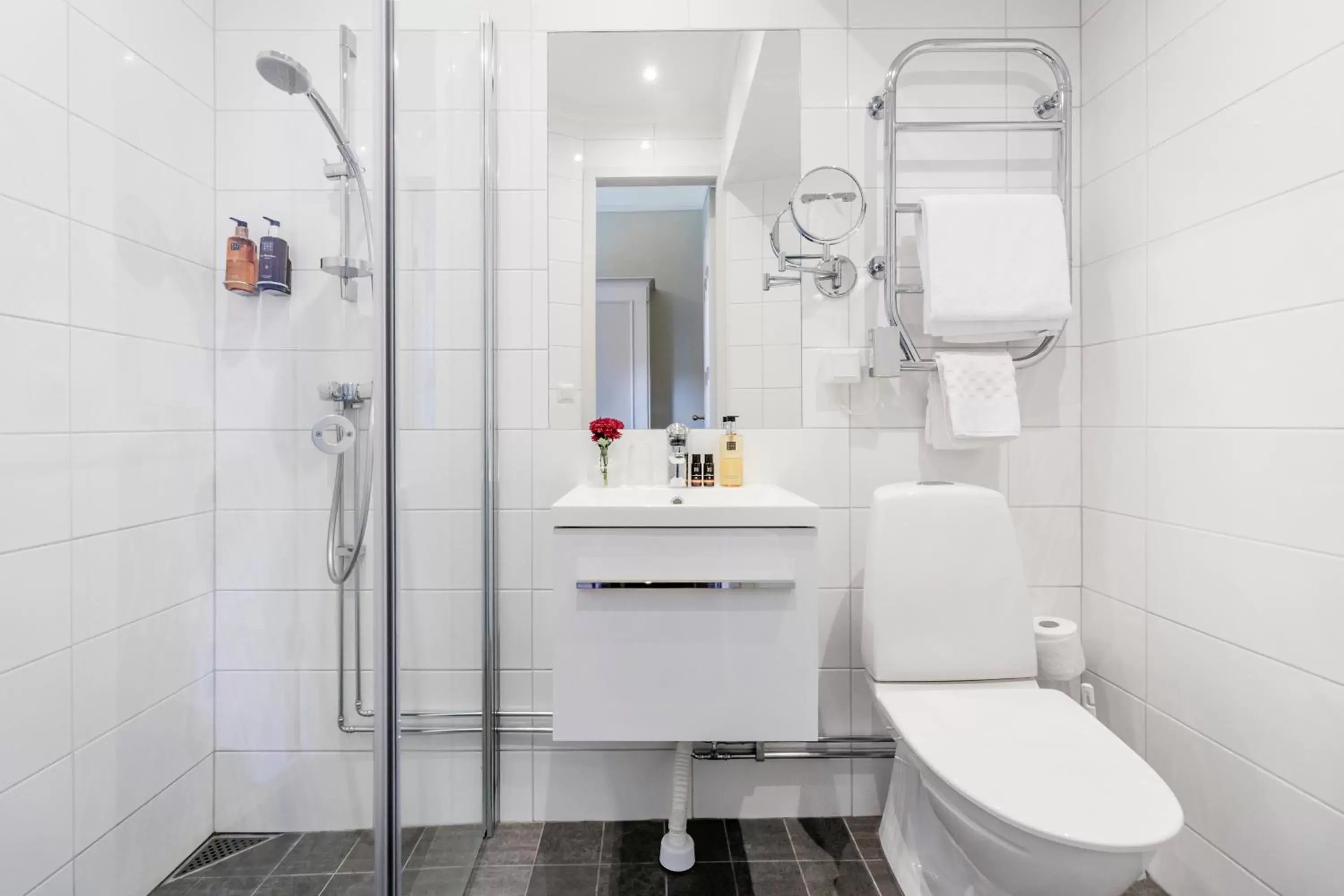 Shower, Bathroom in Hotel Esplanade, BW Signature Collection