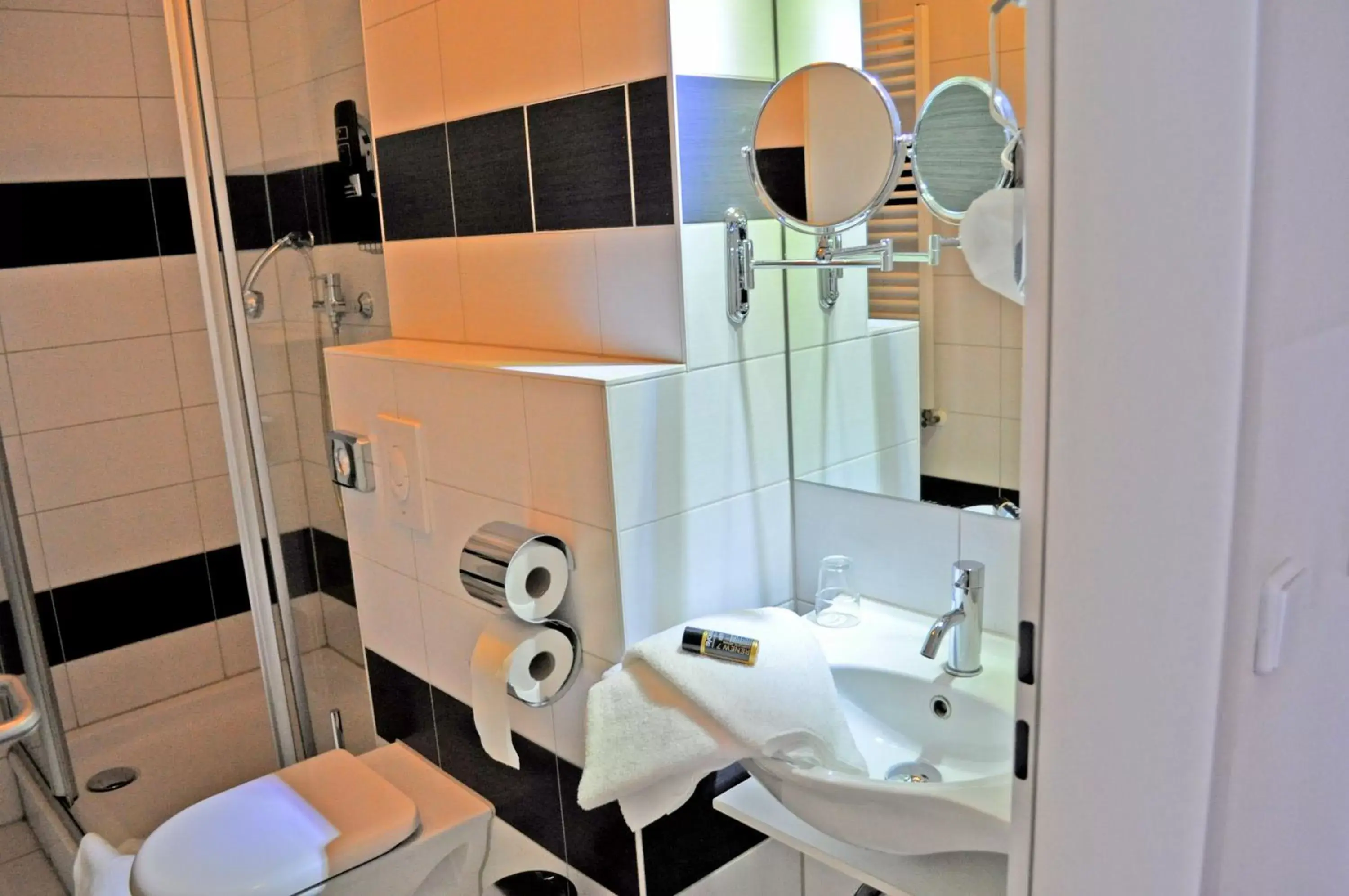 Bathroom in Hotel Prens Berlin