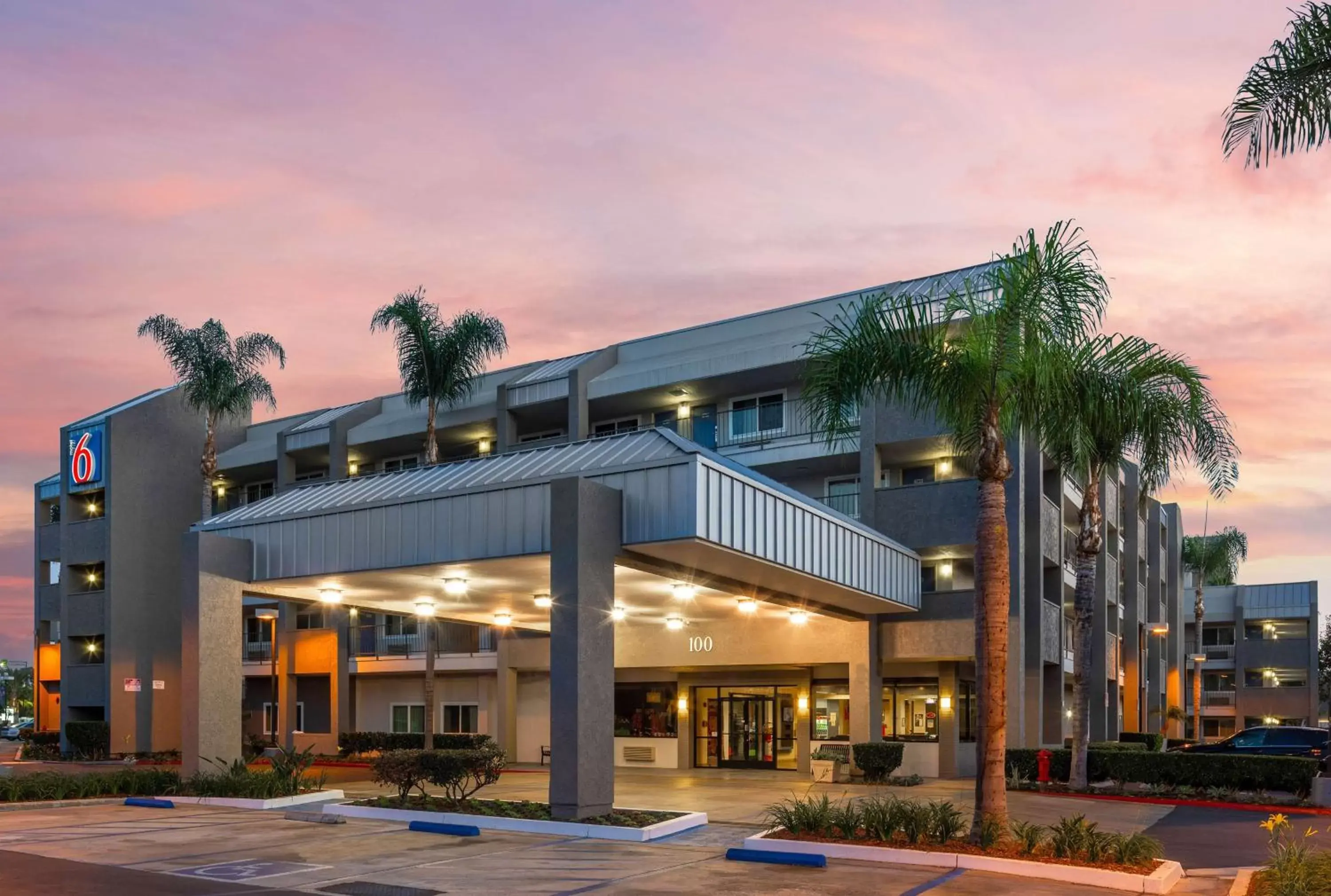 Property building in Motel 6-Anaheim, CA - Maingate