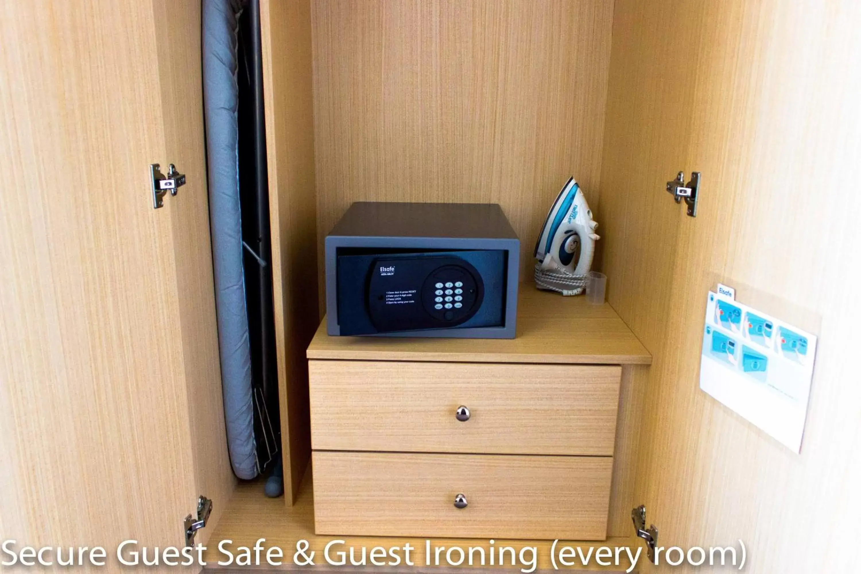 Deluxe Queen Room in Airport Ascot Motel Deluxe Queen Room in Airport Ascot Motel