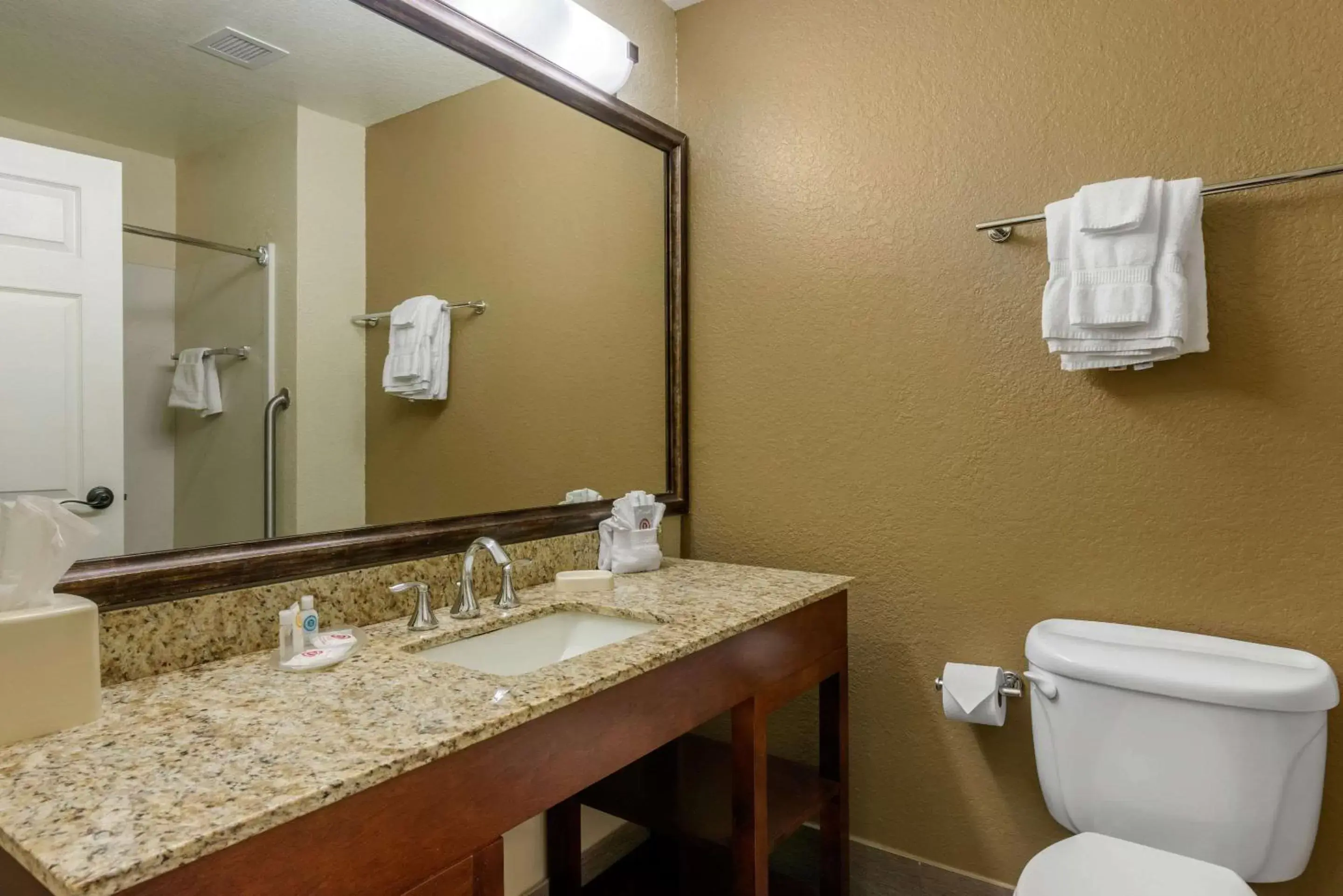 Bedroom, Bathroom in Comfort Suites The Villages