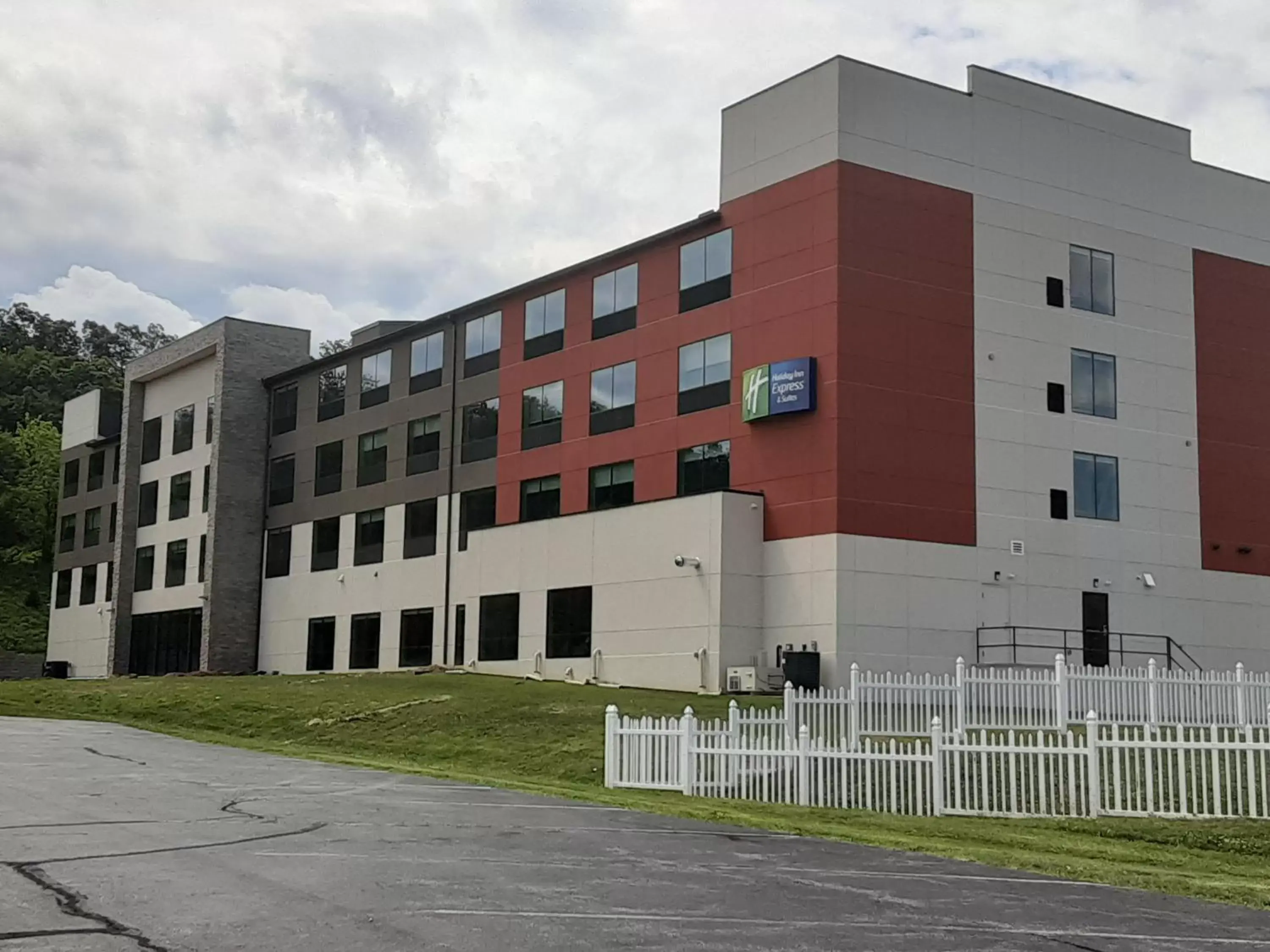 Property Building in Holiday Inn Express & Suites - Harrisburg S - Mechanicsburg, an IHG Hotel