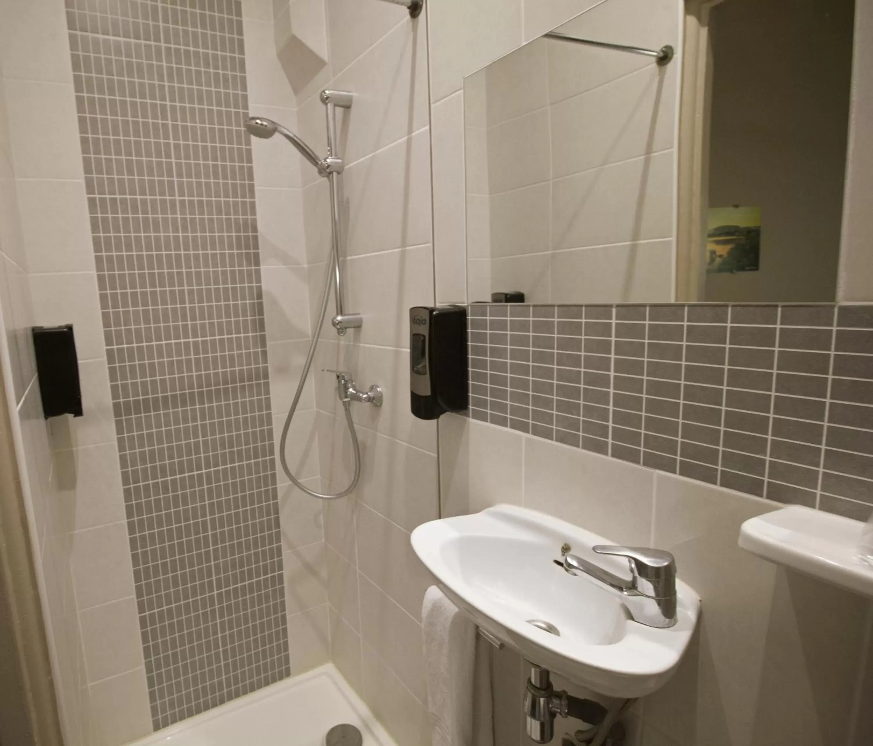 Bathroom in Le Strasbourg Hotel
