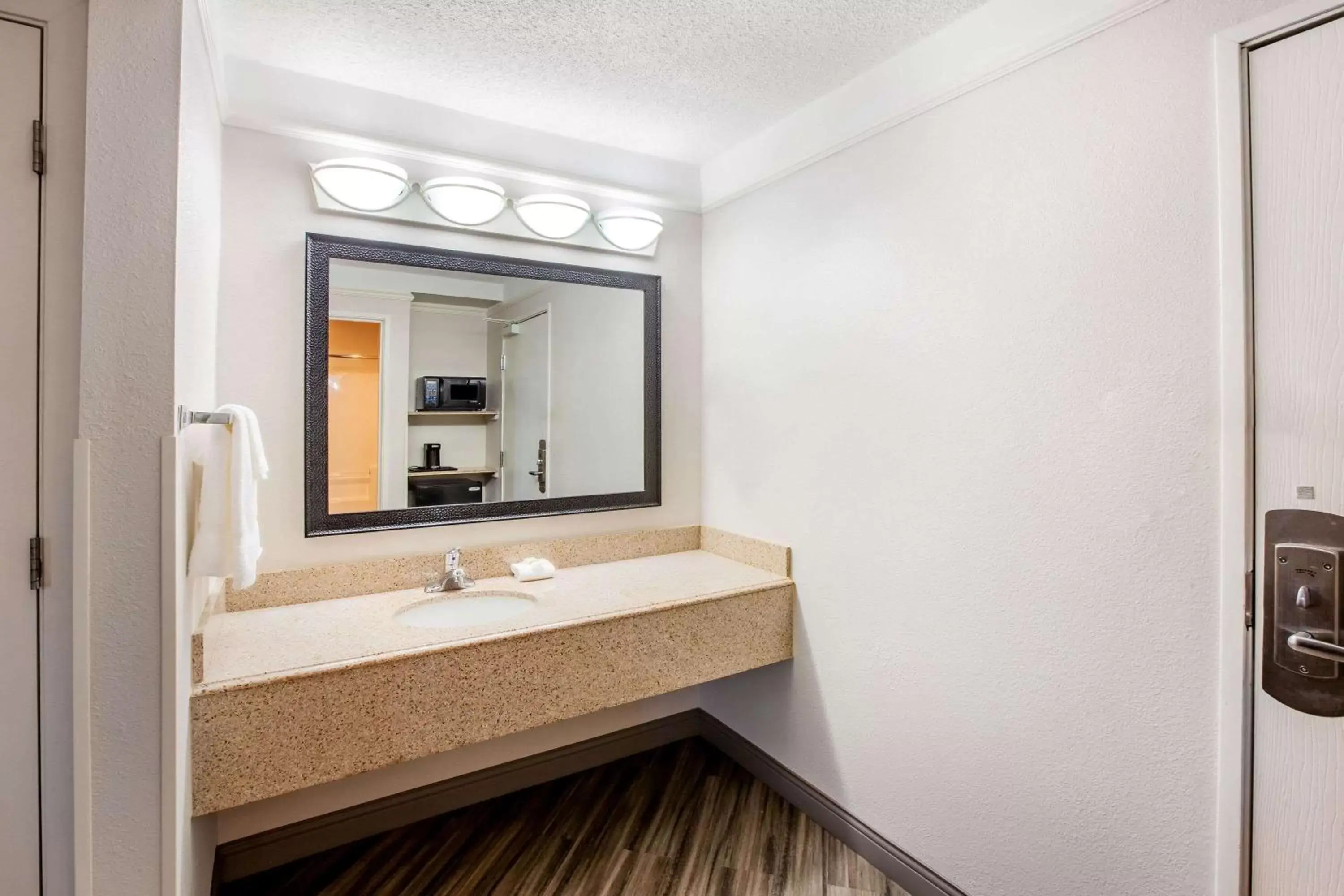 Bathroom in La Quinta by Wyndham Houston Baytown East