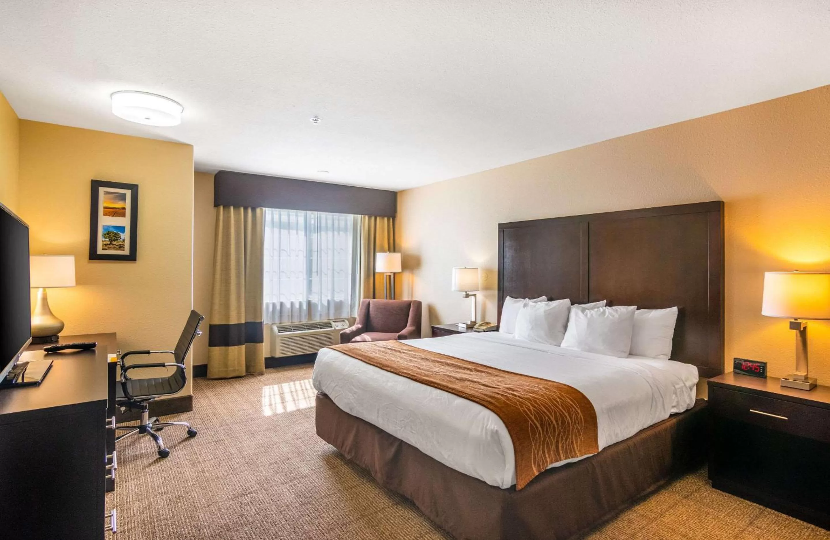 Photo of the whole room, Bed in Comfort Inn & Suites