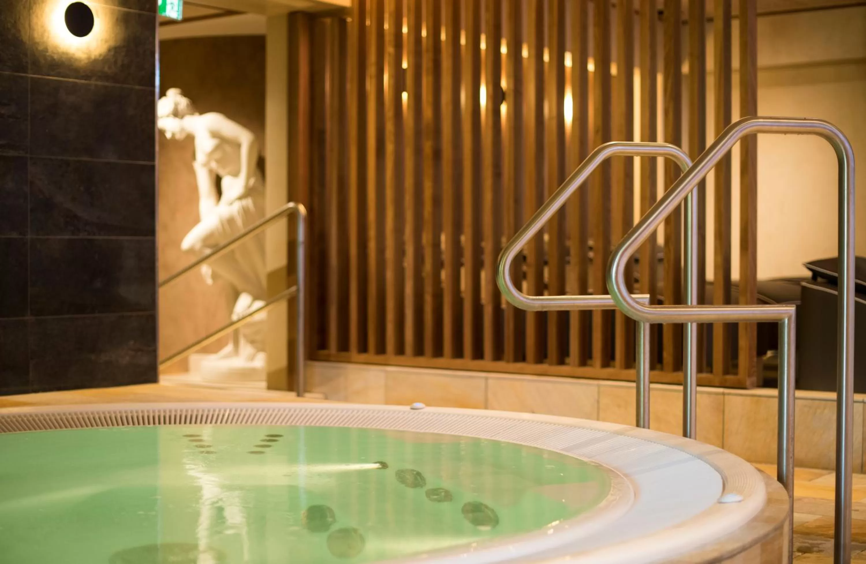 Hot Tub in Hostellerie Des Châteaux & Spa