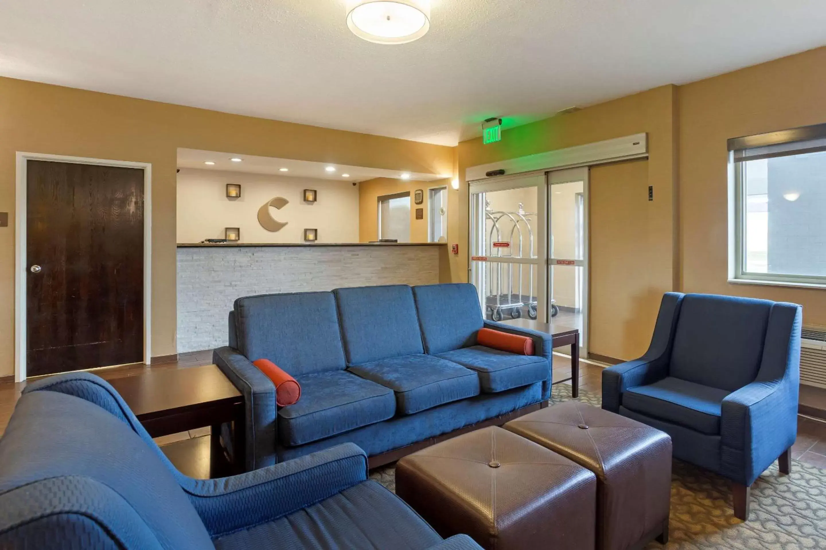 Lobby or reception, Seating Area in Comfort Inn Hobart - Merrillville