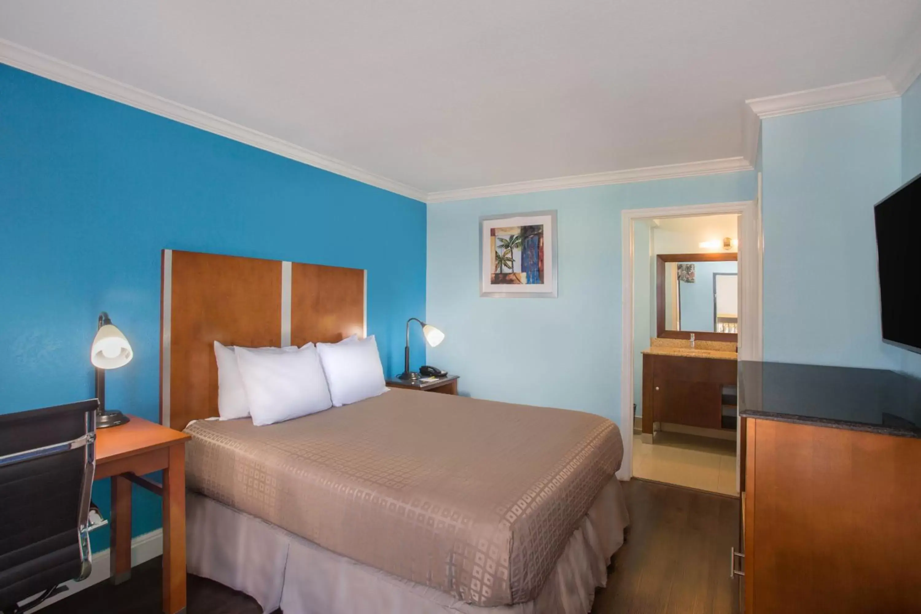 Photo of the whole room, Bed in Days Inn by Wyndham Florida City