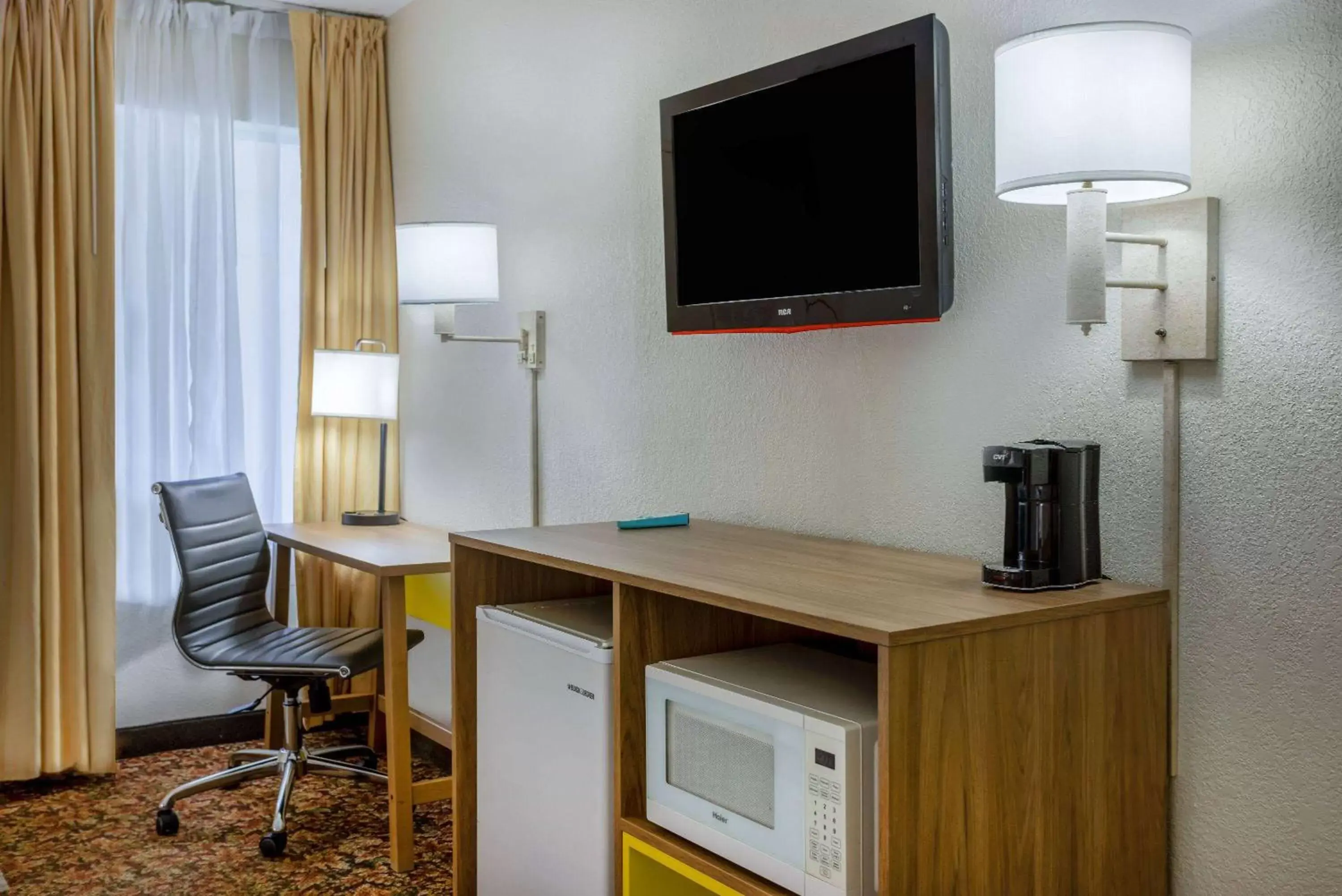 Photo of the whole room, TV/Entertainment Center in Hotel Carolina A Days Inn by Wyndham