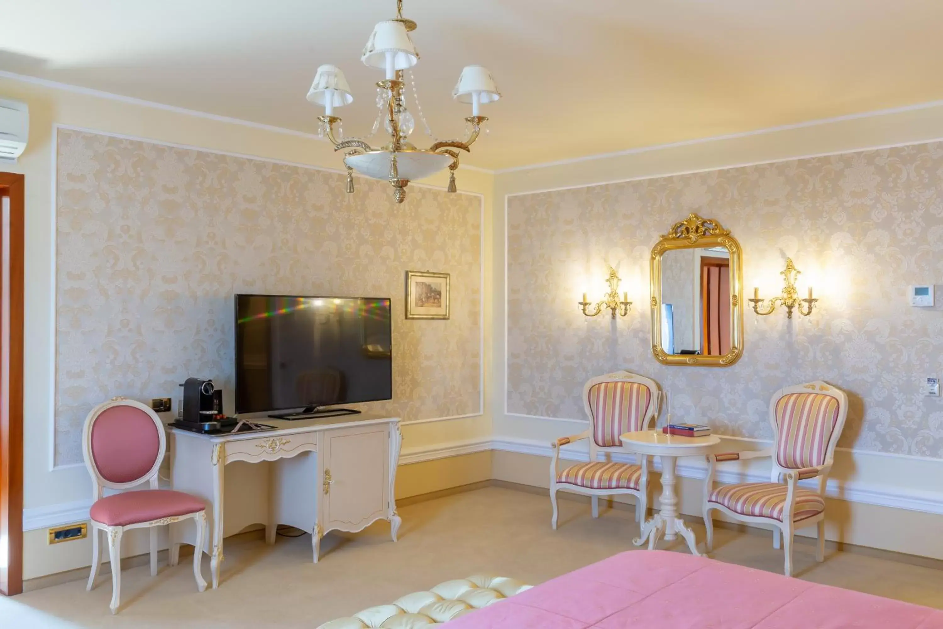 Seating area, TV/Entertainment Center in Suter Palace Heritage Boutique Hotel