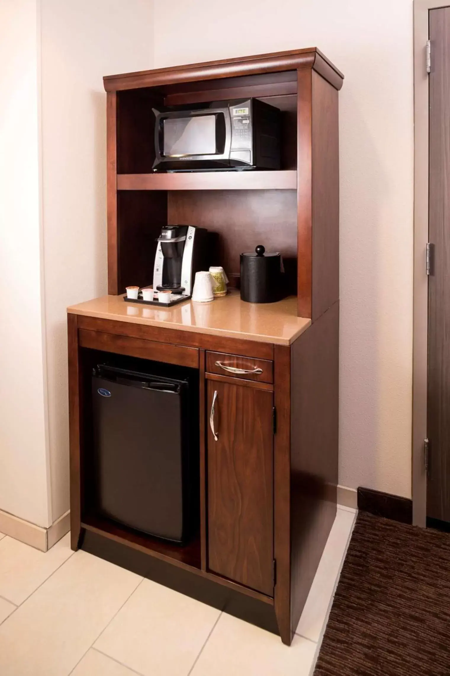 Kitchen or kitchenette, Kitchen/Kitchenette in Hilton Garden Inn Sioux Falls Downtown