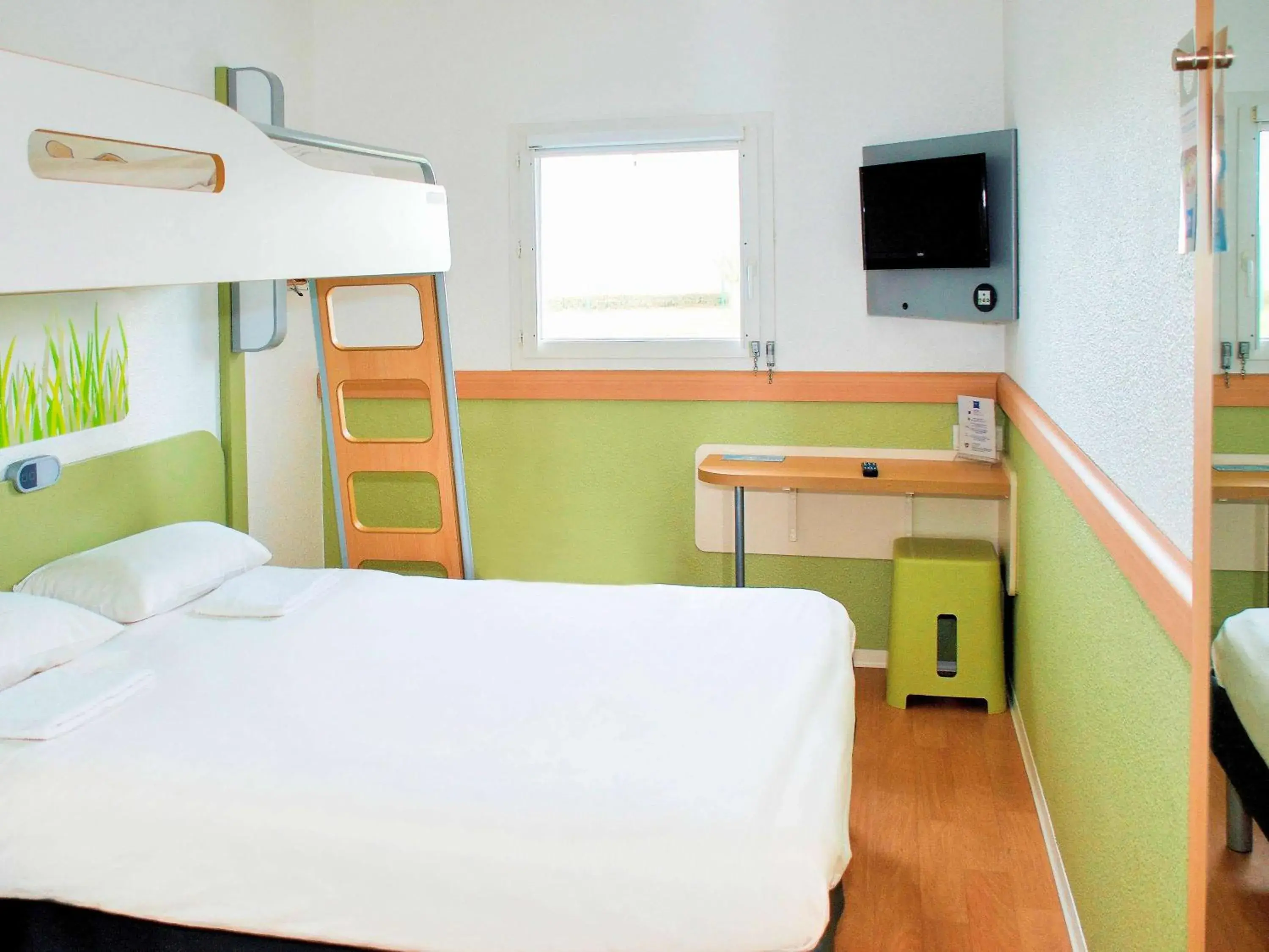 Photo of the whole room, Bunk Bed in ibis budget Flers Les Grands Champs