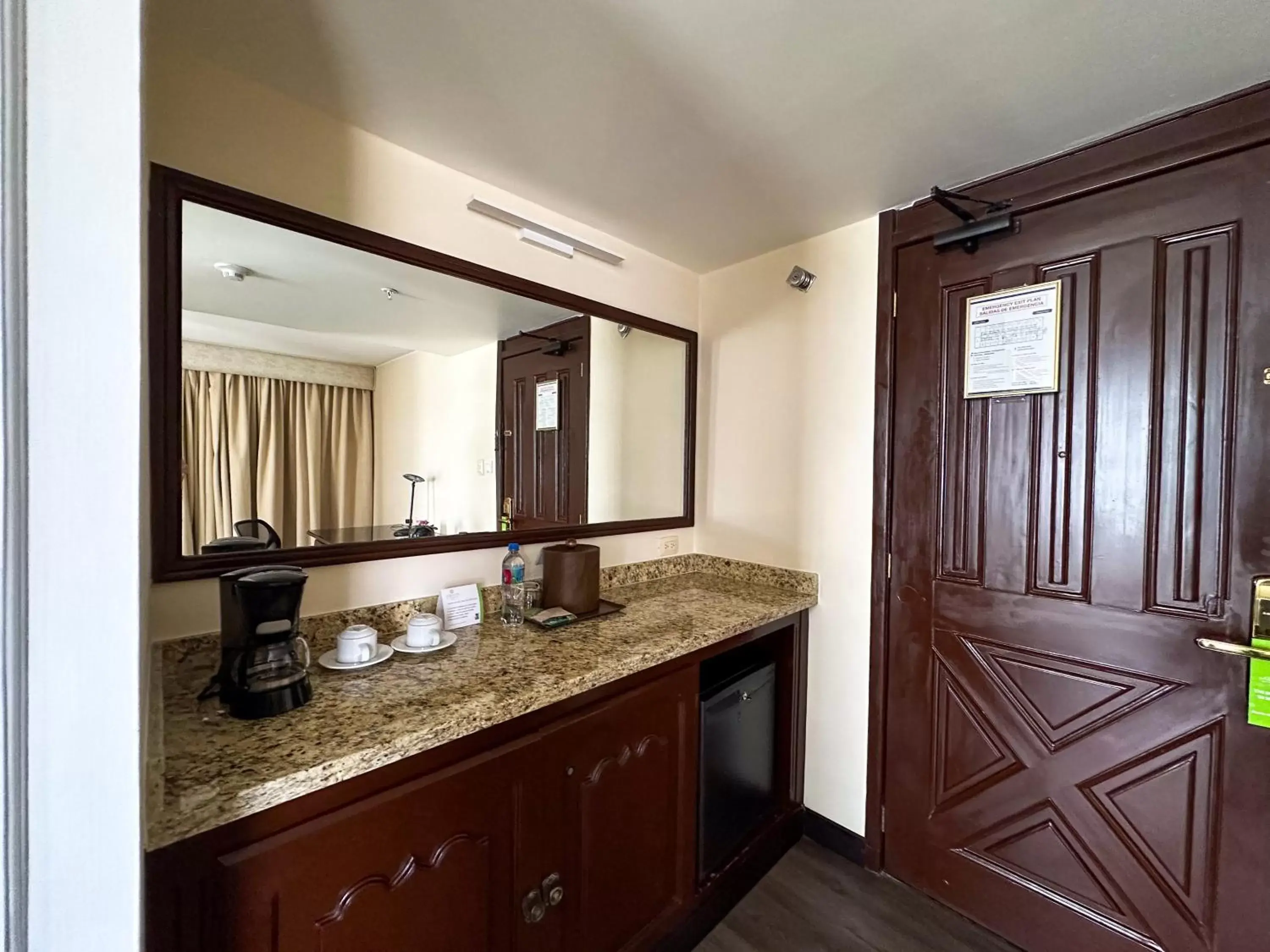 Bedroom, Bathroom in La Quinta by Wyndham Quito