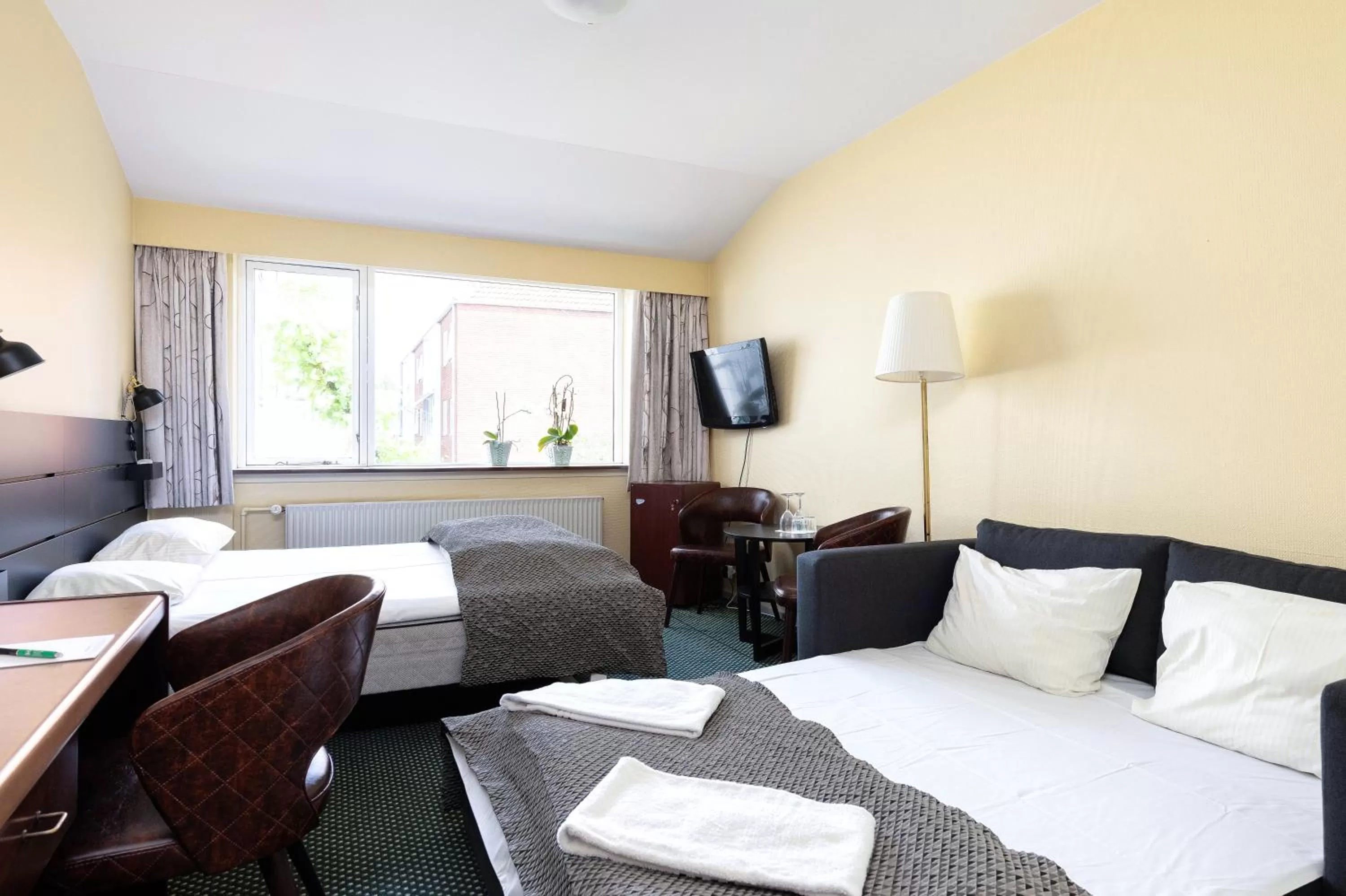 Photo of the whole room, Bed in Herlev Kro og Hotel