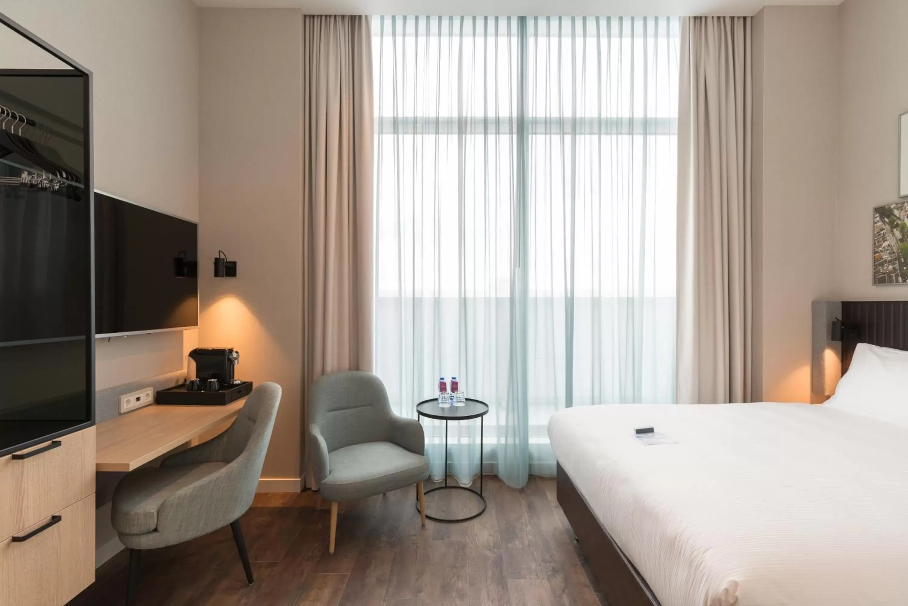 TV and multimedia, Bed in Crowne Plaza Utrecht - Central Station by IHG TV and multimedia, Bed in Crowne Plaza Utrecht - Central Station by IHG