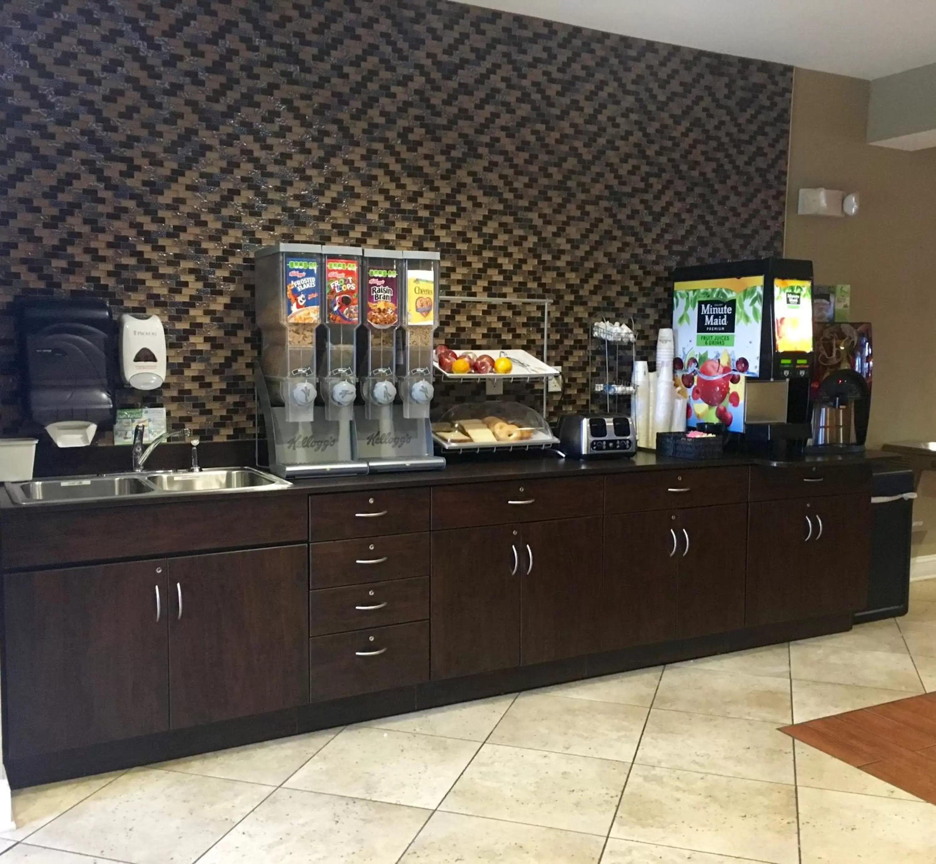 Food and drinks in Microtel Inn & Suites by Wyndham Perry